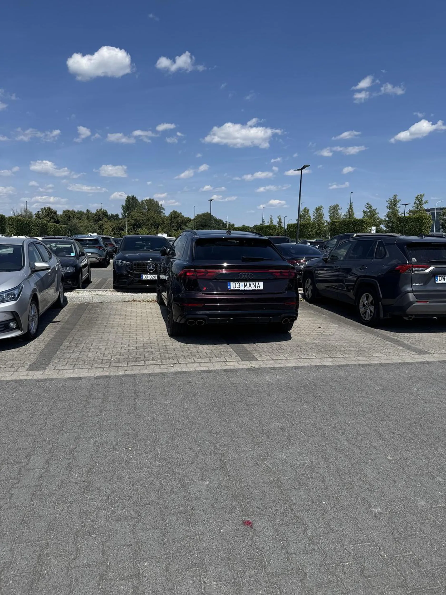 Chyba kierowca ma lekkie problemy z parkowaniem. Proponuję przesiąść się do Smarta, jest mniejszy.