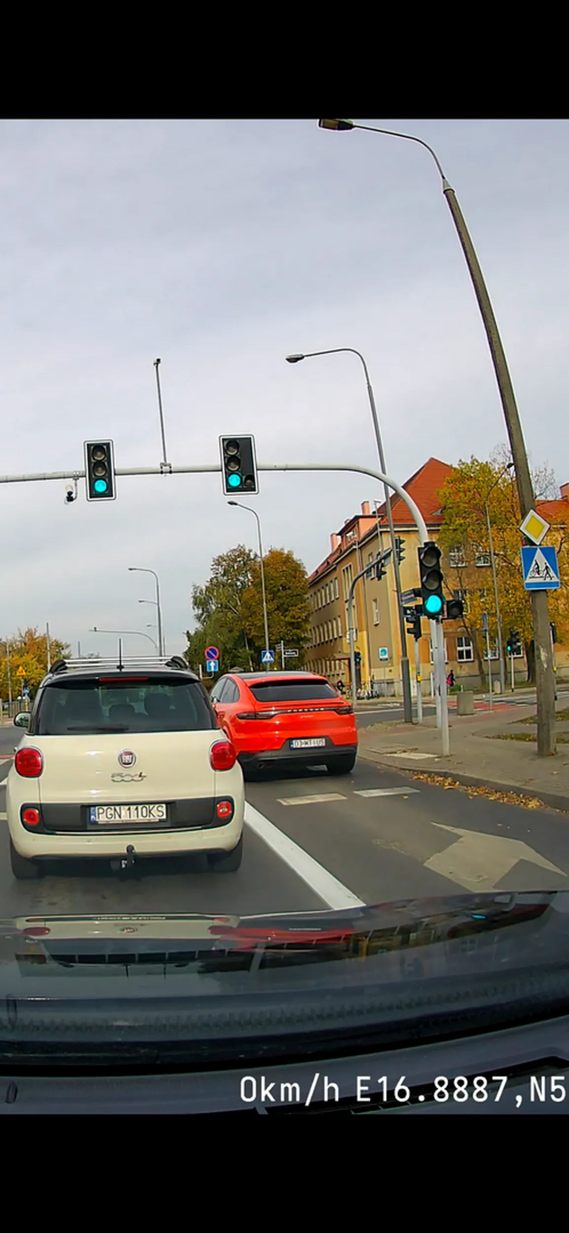 Prawo jazdy z czipsów. Gość wymusza pierwszeństwo jadąc z prawego pasa na wprost