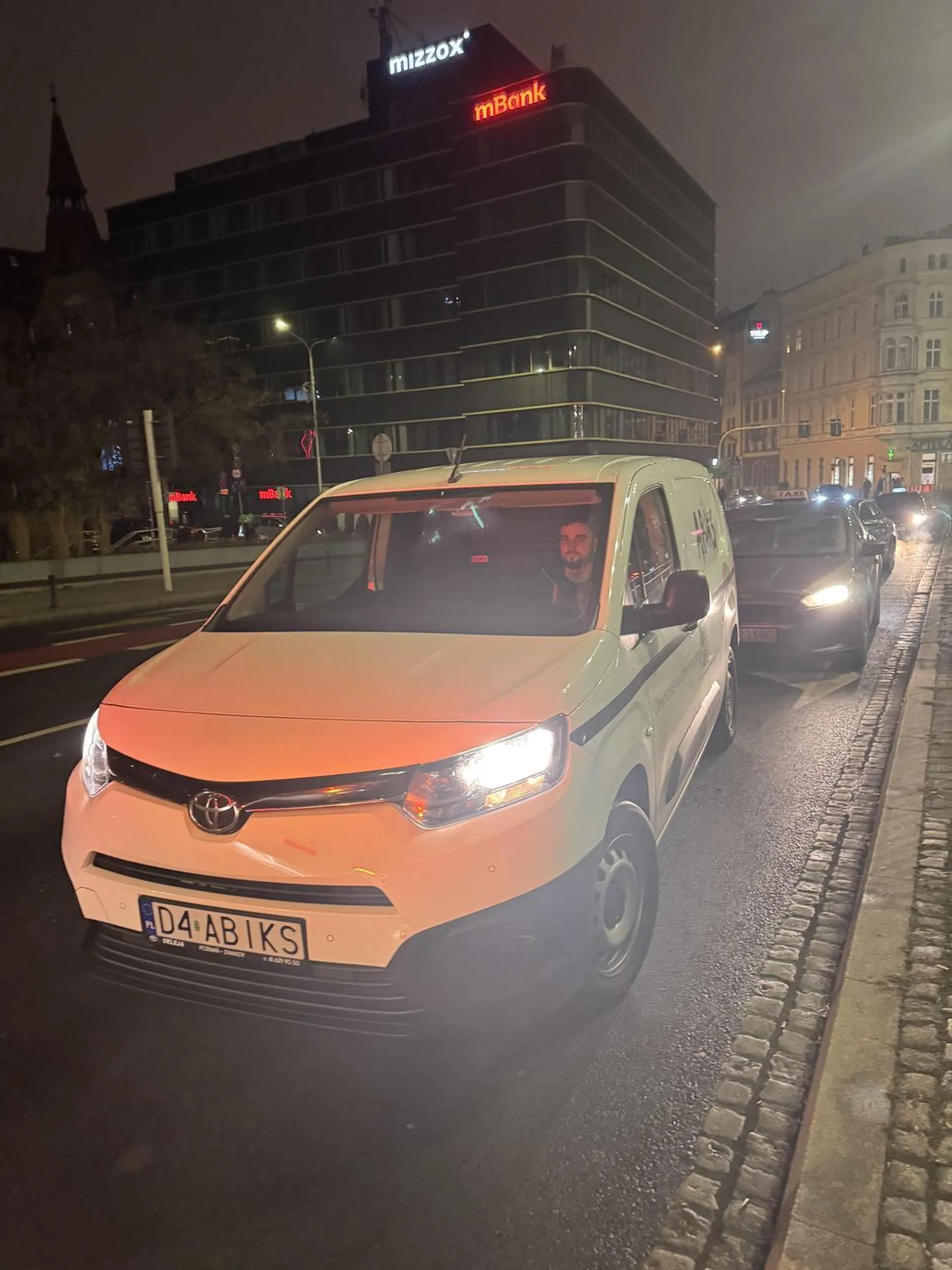 Człowieku przez to, że się wpierdalasz tak jak to robisz i później głupa palisz to ktoś może życie stracić , uważać na człowieka