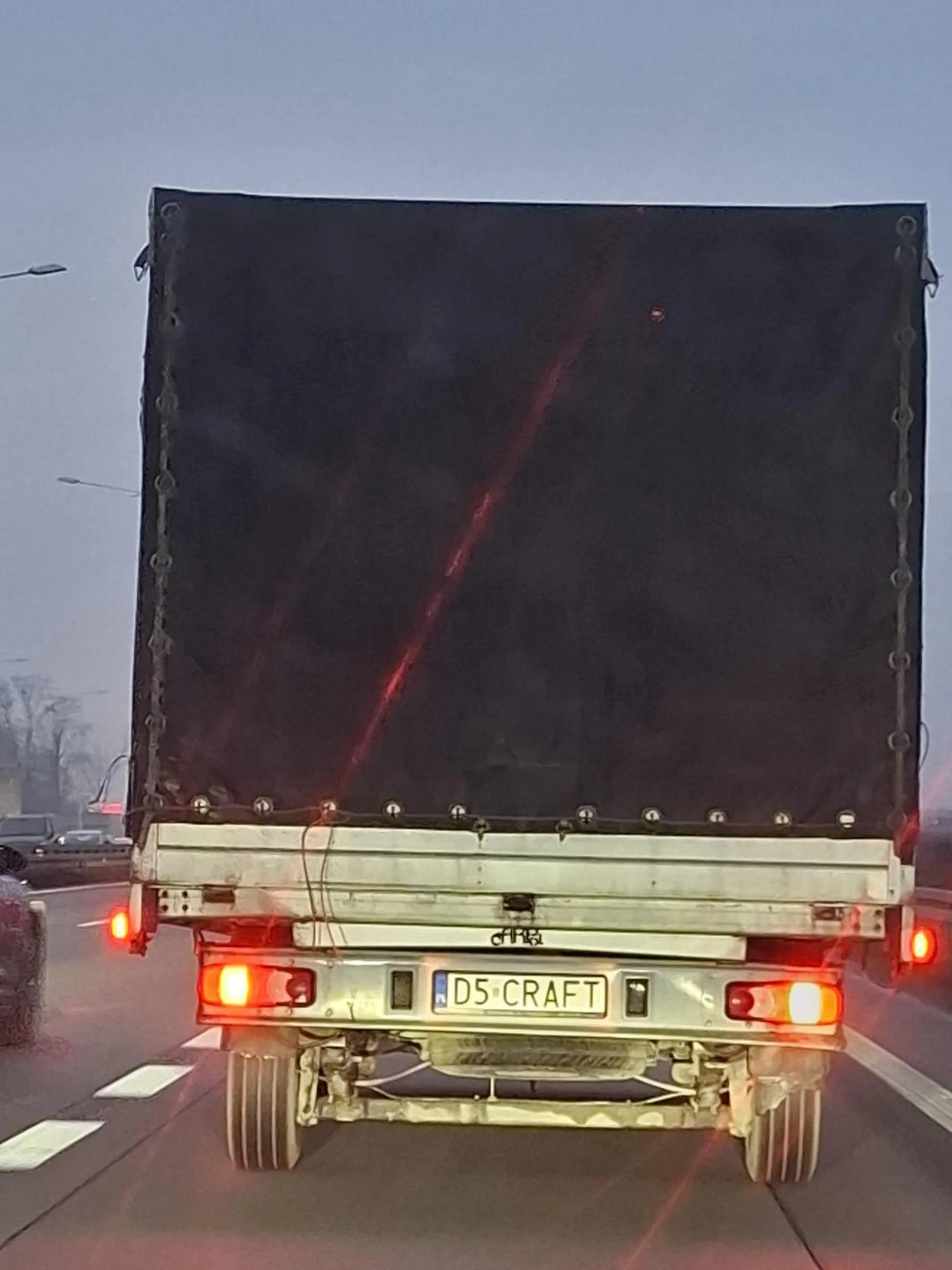 bardzo niekulturalny kierowca, kierując wypadałoby patrzeć na ulicę a nie robić loda koledze siedzącemu obok