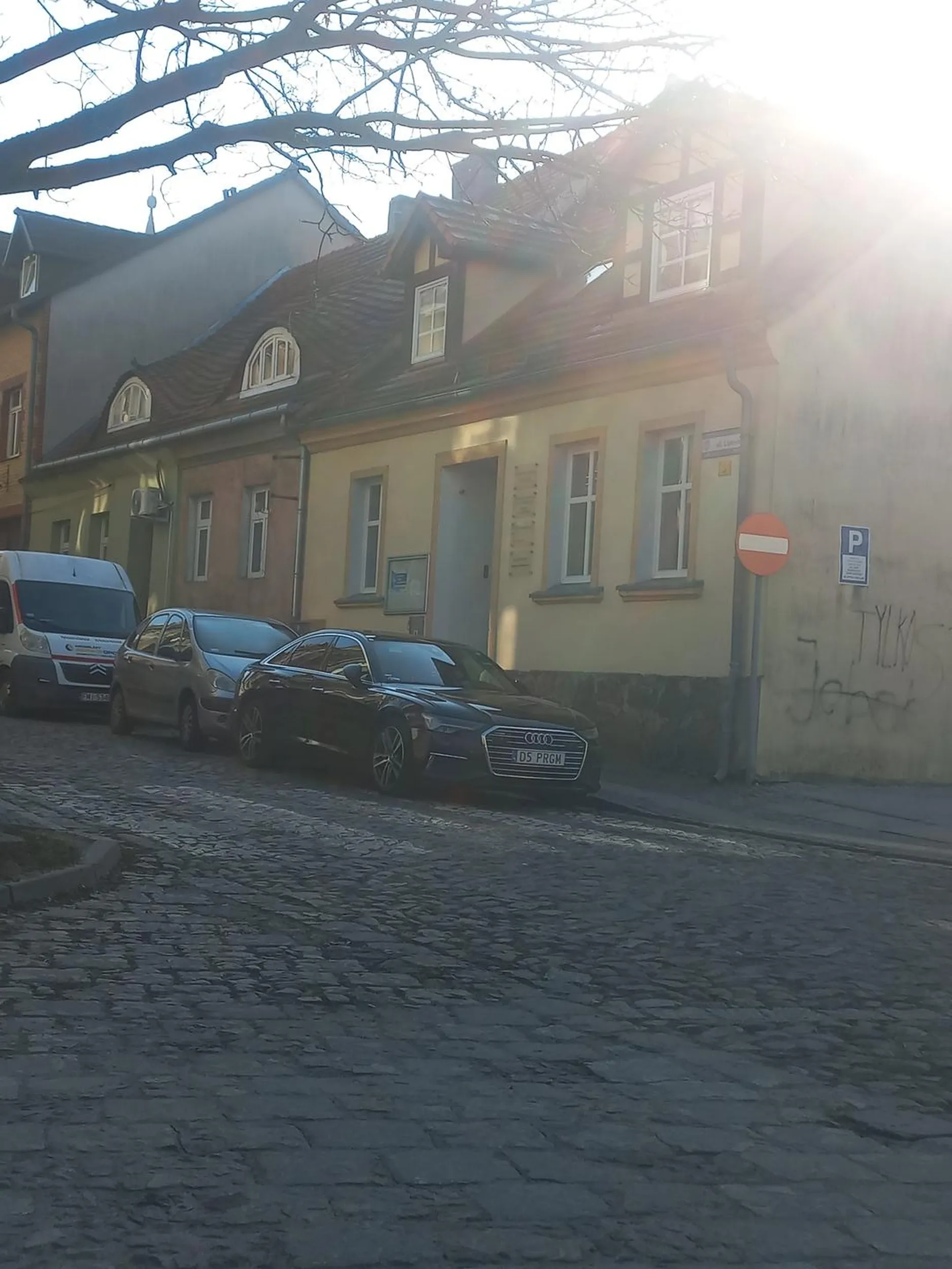 Państwu się bardzo śpieszyło i postanowili zaparkować na przejściu