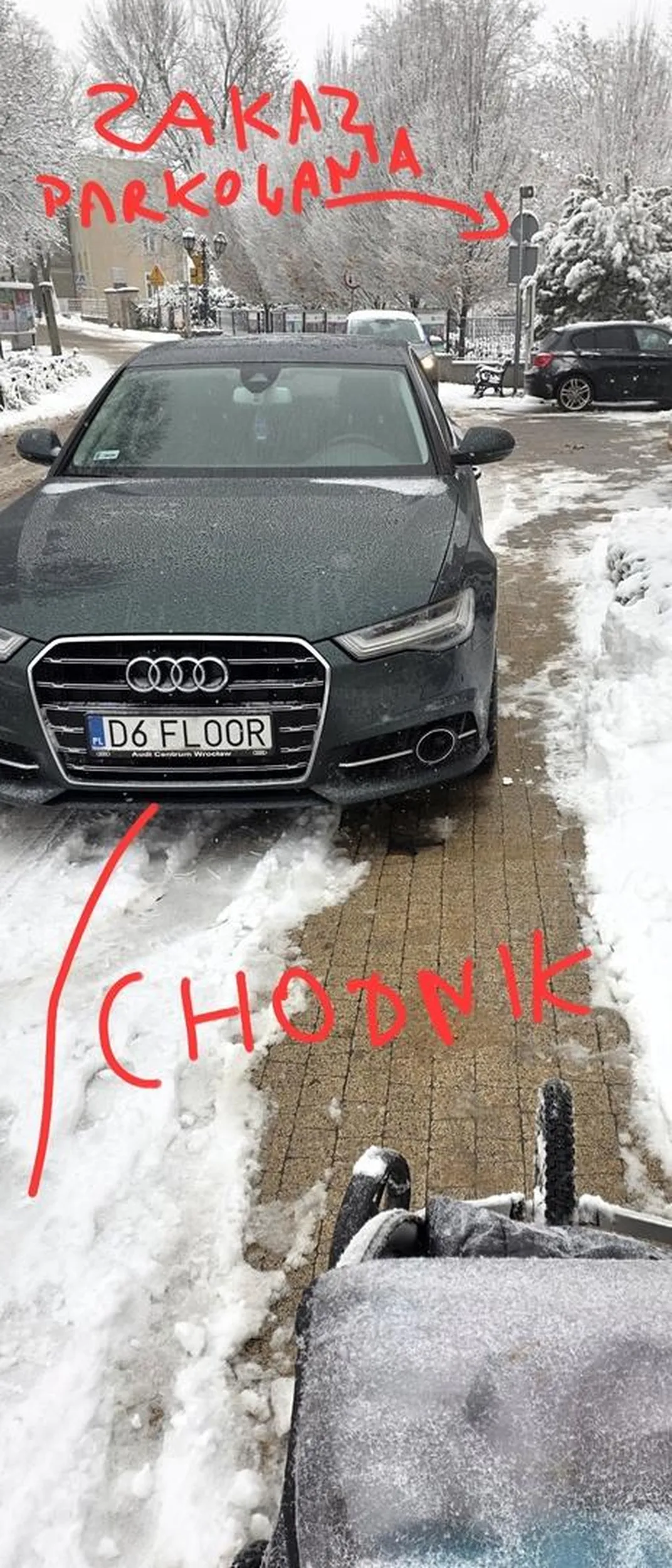 Brawo za zaparkowanie na chodniku i zablokowanie możliwości przejścia z wózkiem Oczywiście kilka metrów wcześniej znak zakazu parkowania