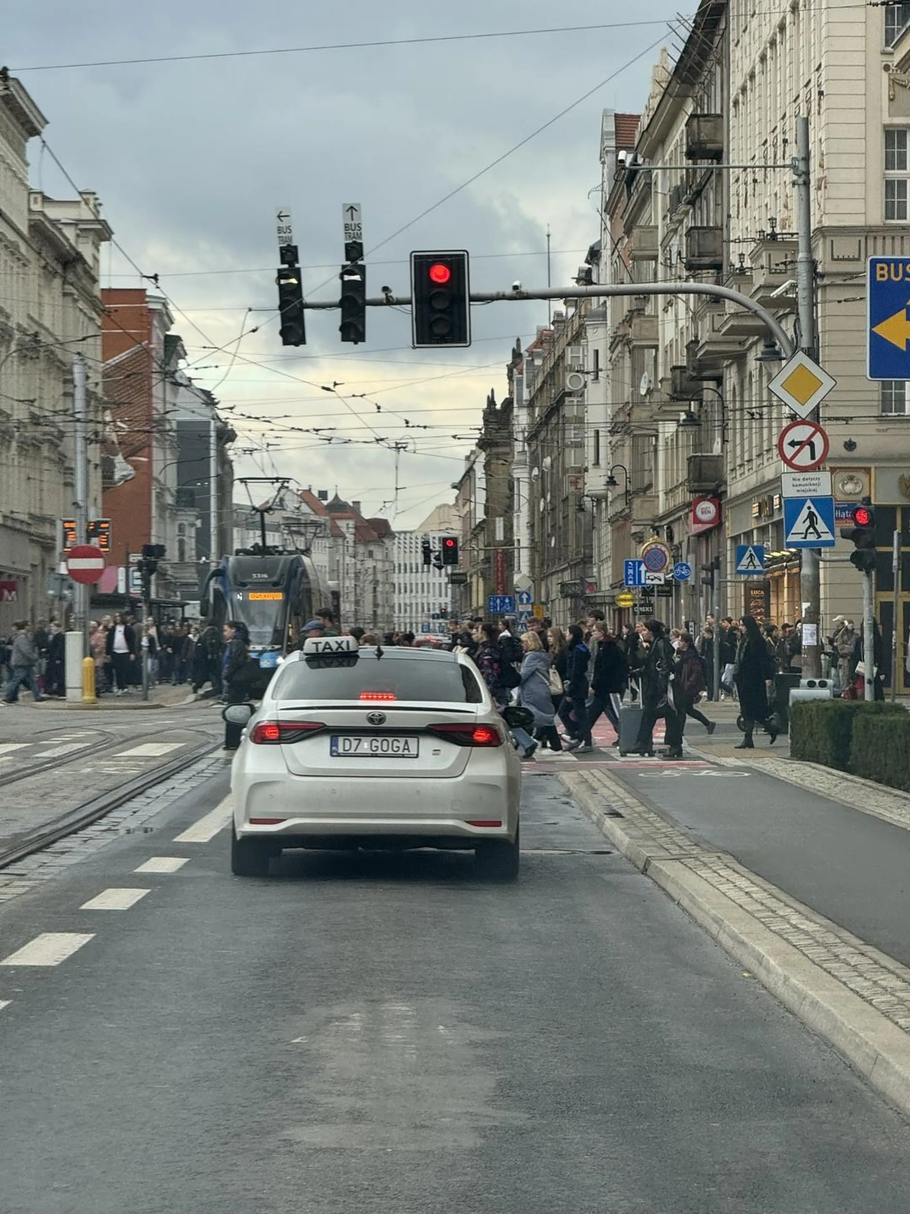 agresywny kierowca pokazujący innym wulgarne gesty i specjalne wyhamowywanie uważajcie na tego człowieka!!!