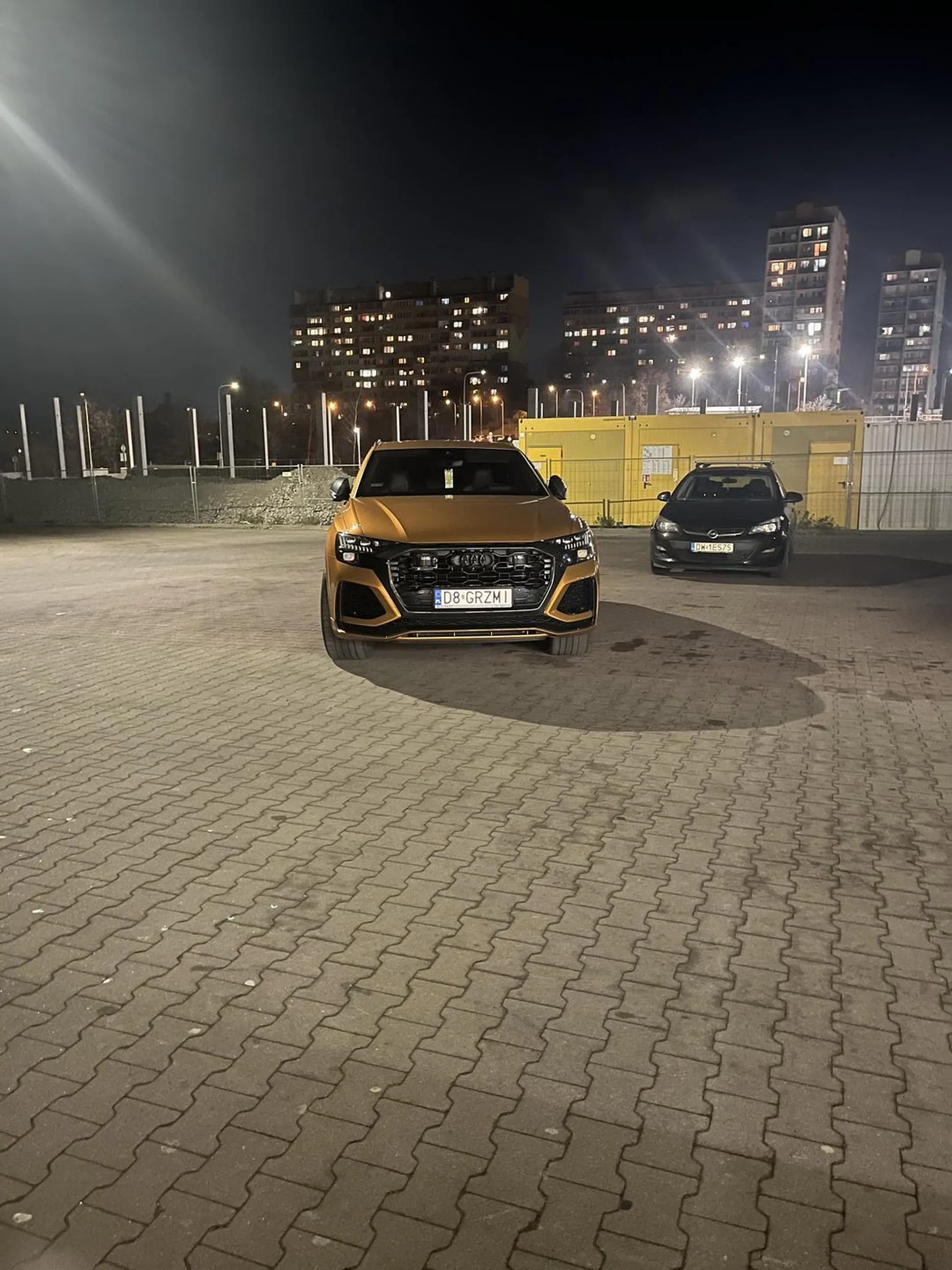 elegancko się postawił na parkingu zajmując około 3 miejsca parkingowe