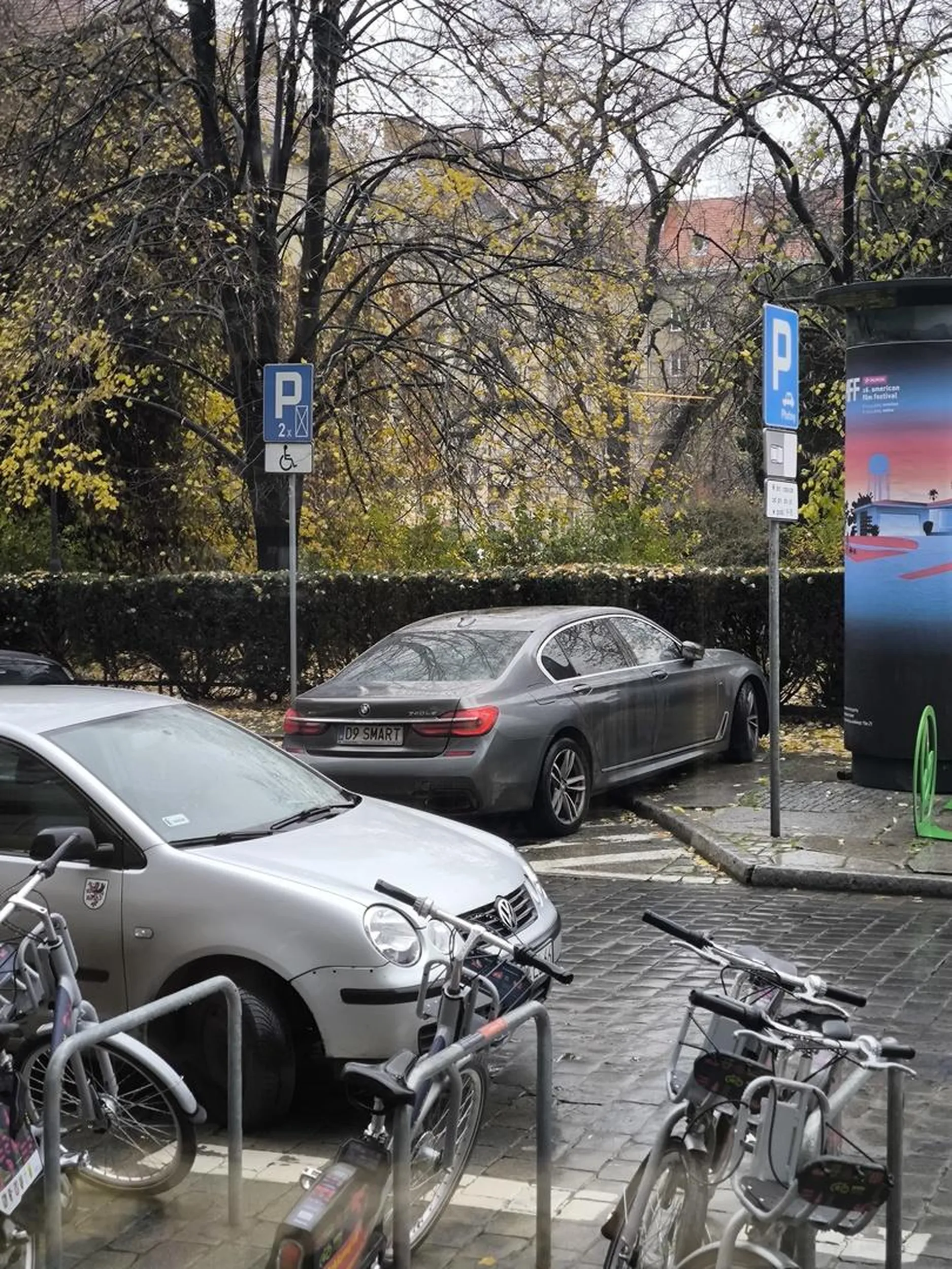 Dziad parkuje idealnie żeby zająć miejsce dla niepełnosprawnych i do tego część chodniku