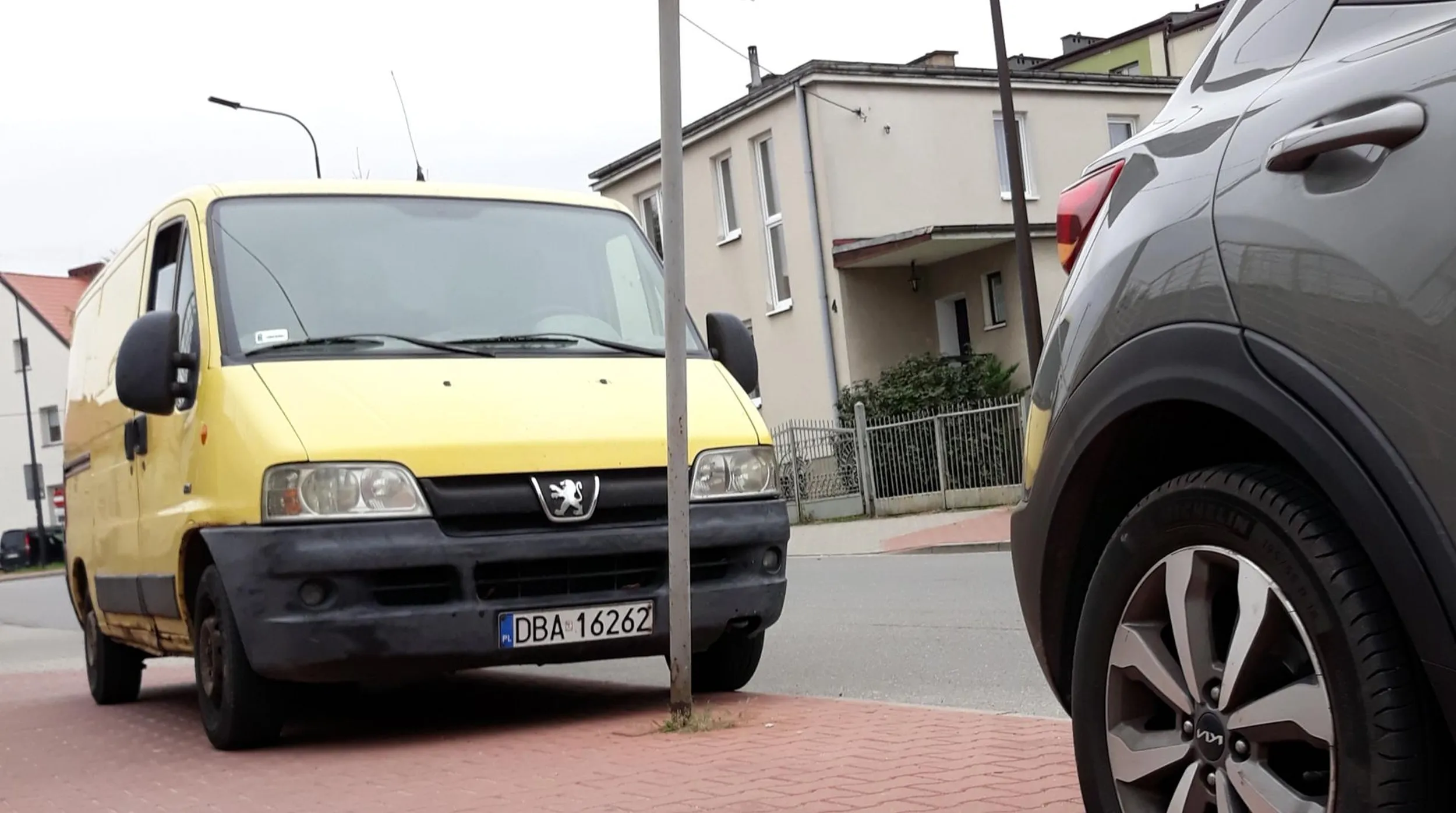 Nielegalne parkowanie na chodniku, przekroczona DMC powyżej 2,5T.