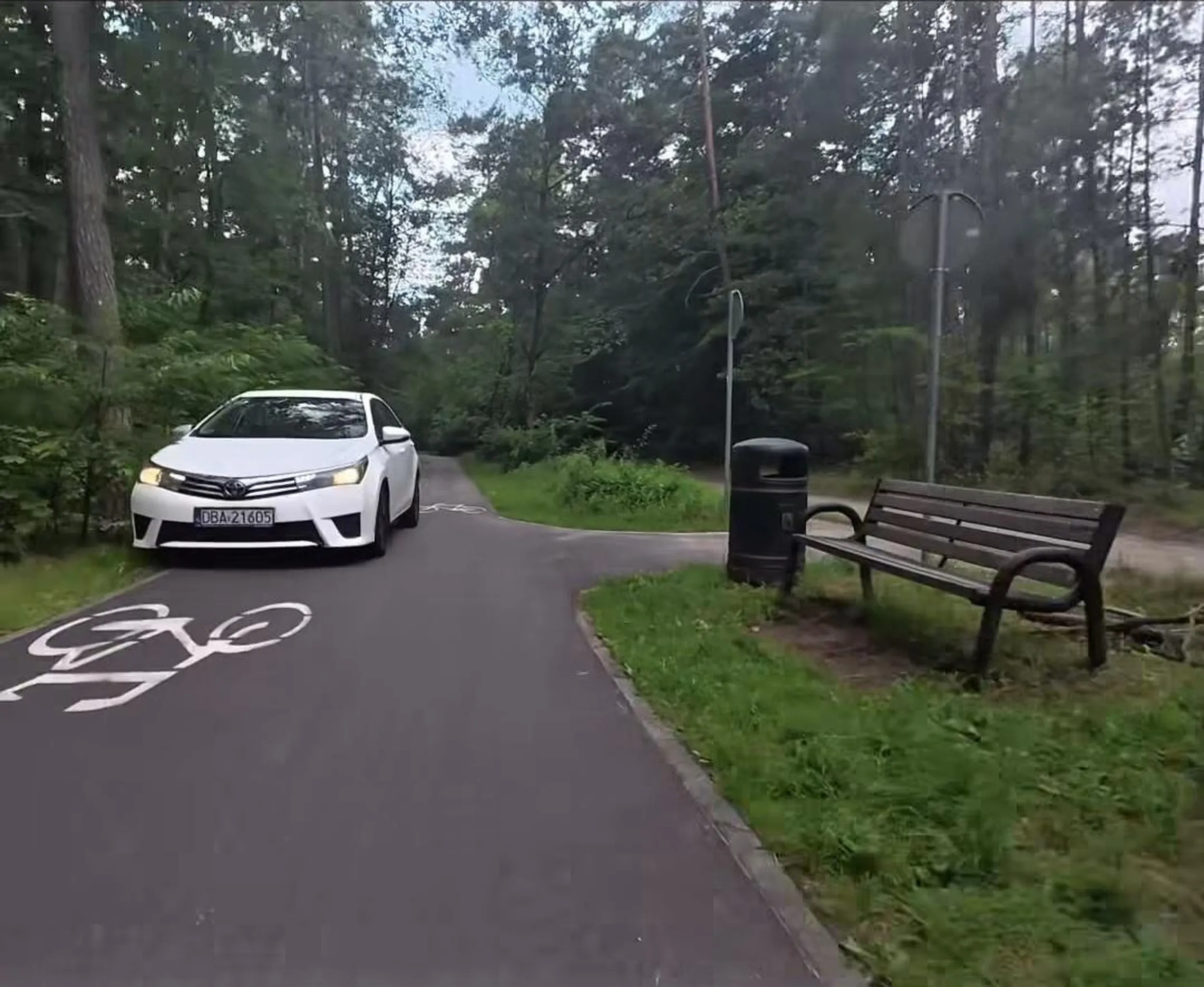 Tępa baba jeździe po ścieżce rowerowej z nie małą prędkością , prawie potrąciła rowerzystę