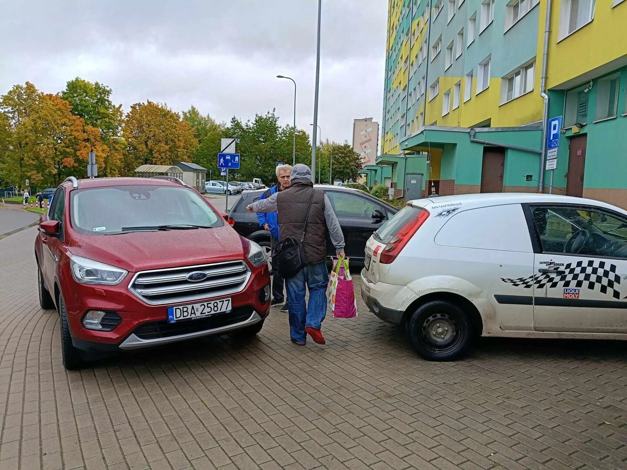 Pan, który celowo przystawił mój samochód blokując w ten sposób również przejście dla pieszych dzieci, wychodzących ze szkoły, to najprawdopodobniej właściciel cukierni "hanusi". Stwierdził, że to jest jego teren prywatny i nie mogę tam parkować, jednak aktu własności okazać nie chciał, przestawić auta też,  bym mogła odjechać. Był niemiły i wulgarny. Pewien pan któremu bardzo dziękuję, interweniował w tej sprawie. Ale to nie koniec... Kiedy odjeżdżał jego manewry jednoznacznie wskazywały że chciał przejechać mojego "obrońce".