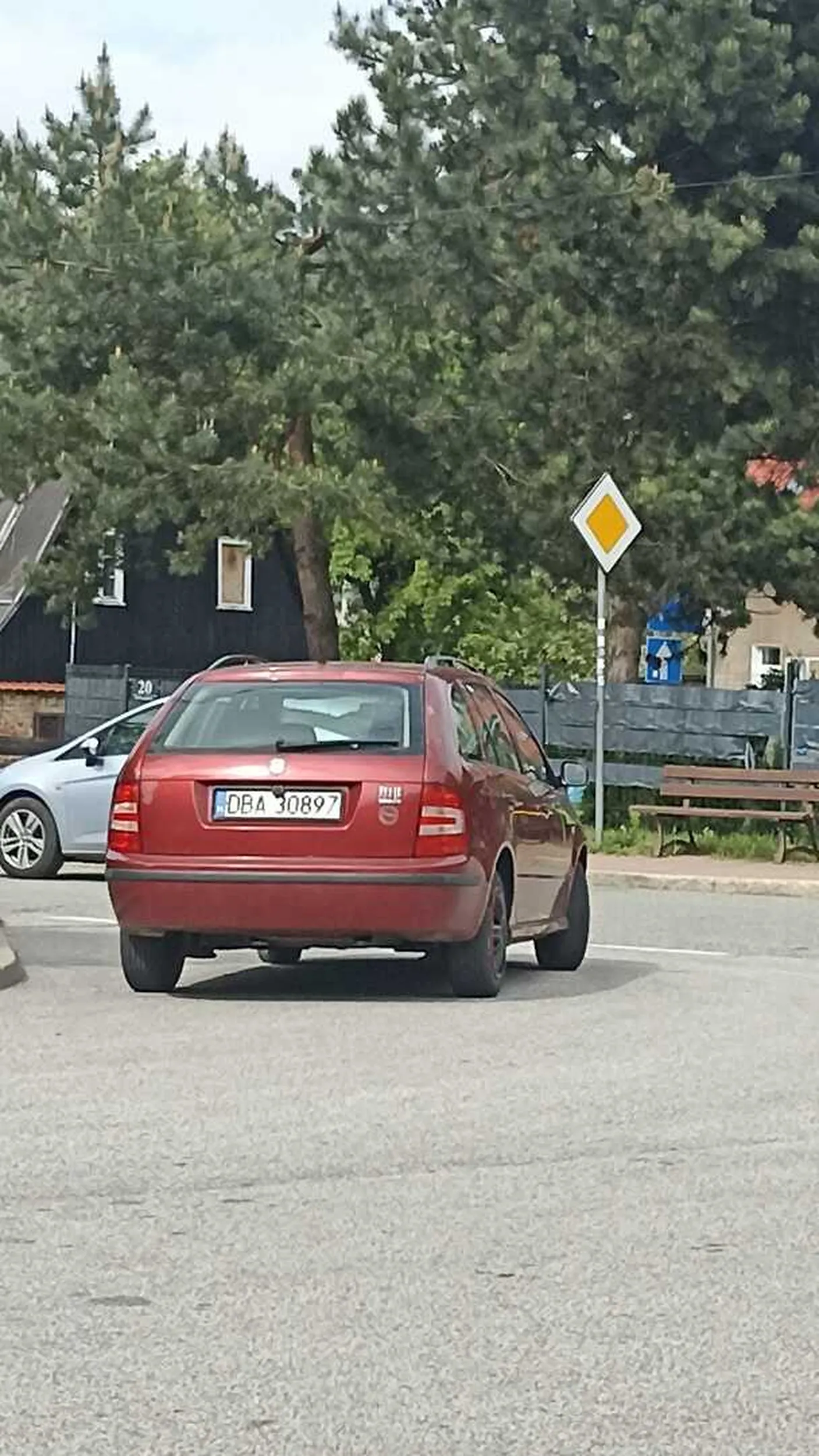 Mistrzu krążył 20 minut wokół ronda, blokował przejazd autobusom i samochodom. Poczym pokaz środkowy palec do nadjeżdżających kierowców.