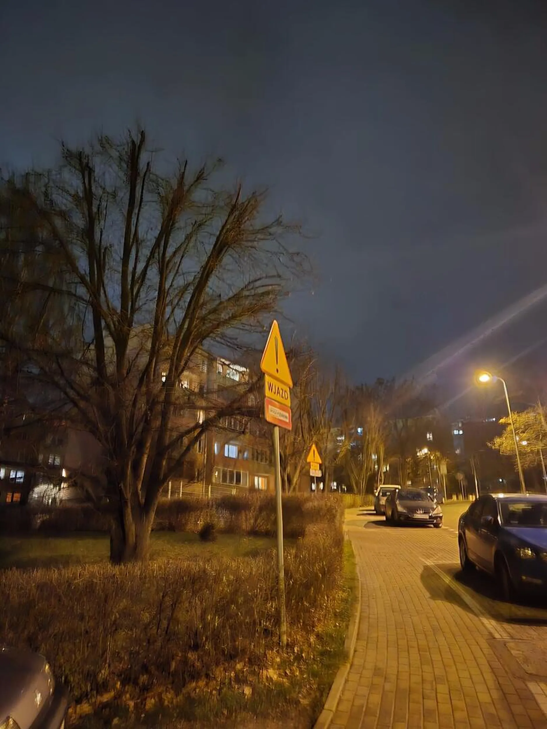 staje zastawiając drogę pożarową