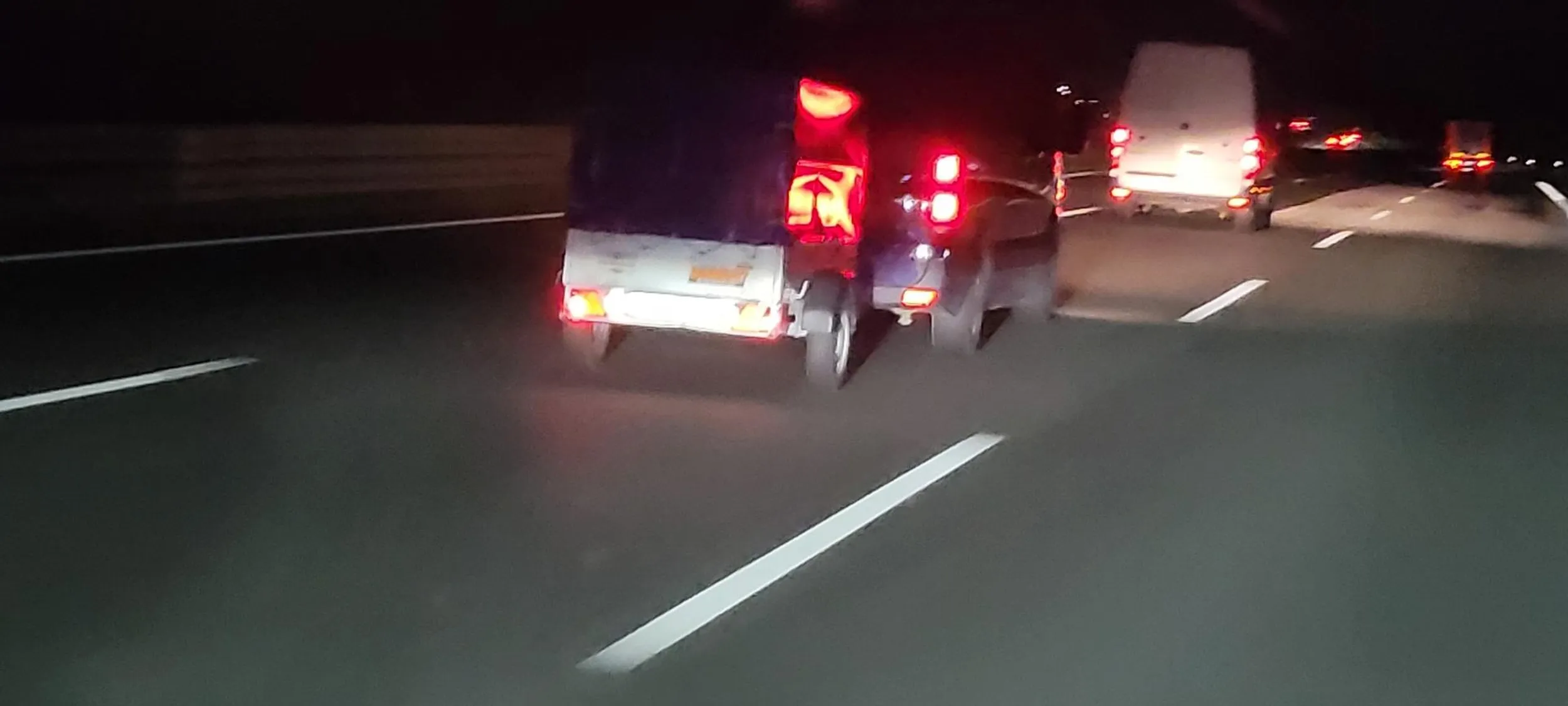 Wariat na autostradzie niemieckiej Wpycha się z przyczepa między innymi samochodami