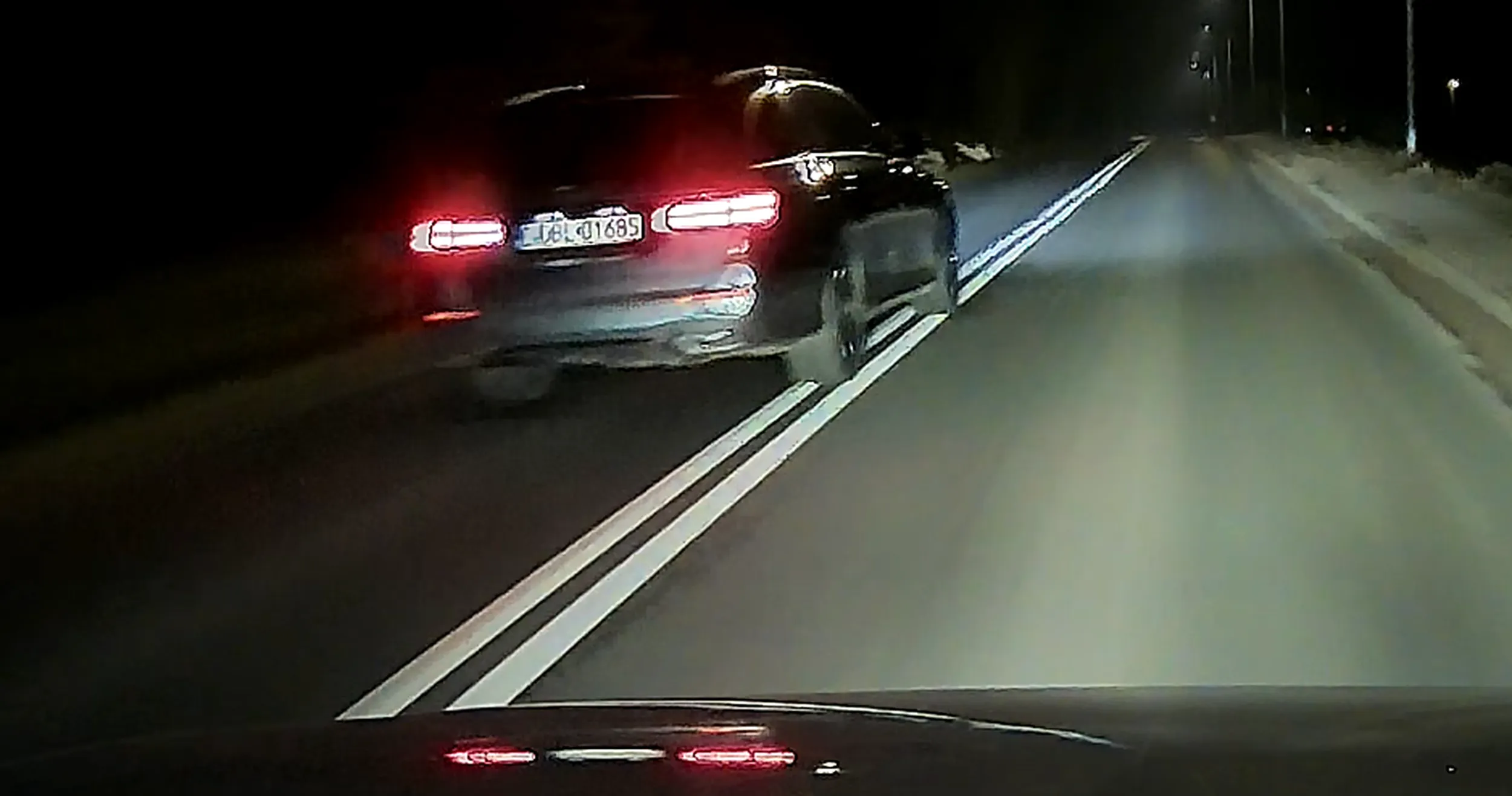 Wyprzedza na podwójnej ciągłej