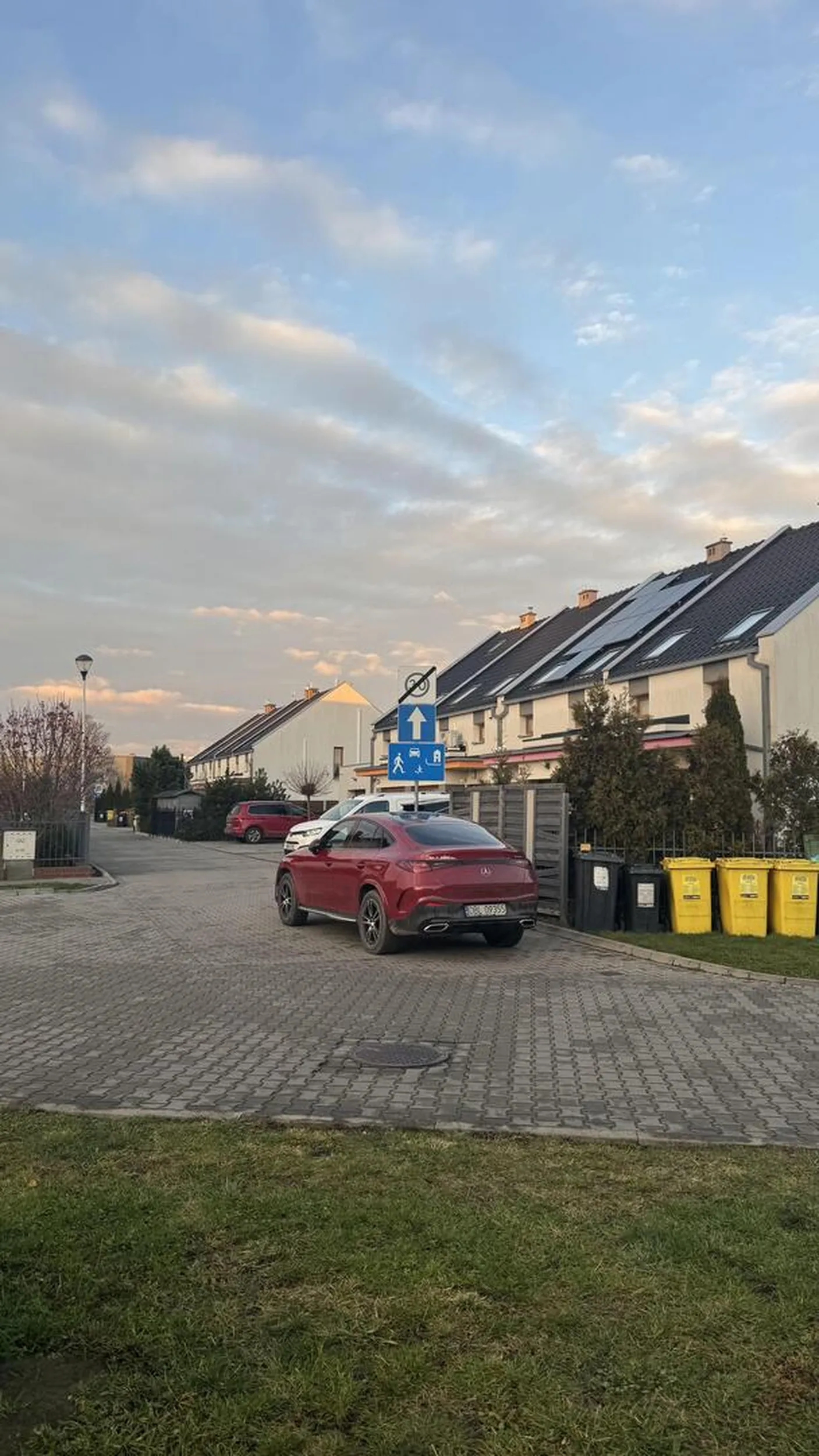 Brawo dla mistrza parkowania, 20 metrów dalej pół parkingu wolnych miejsc.