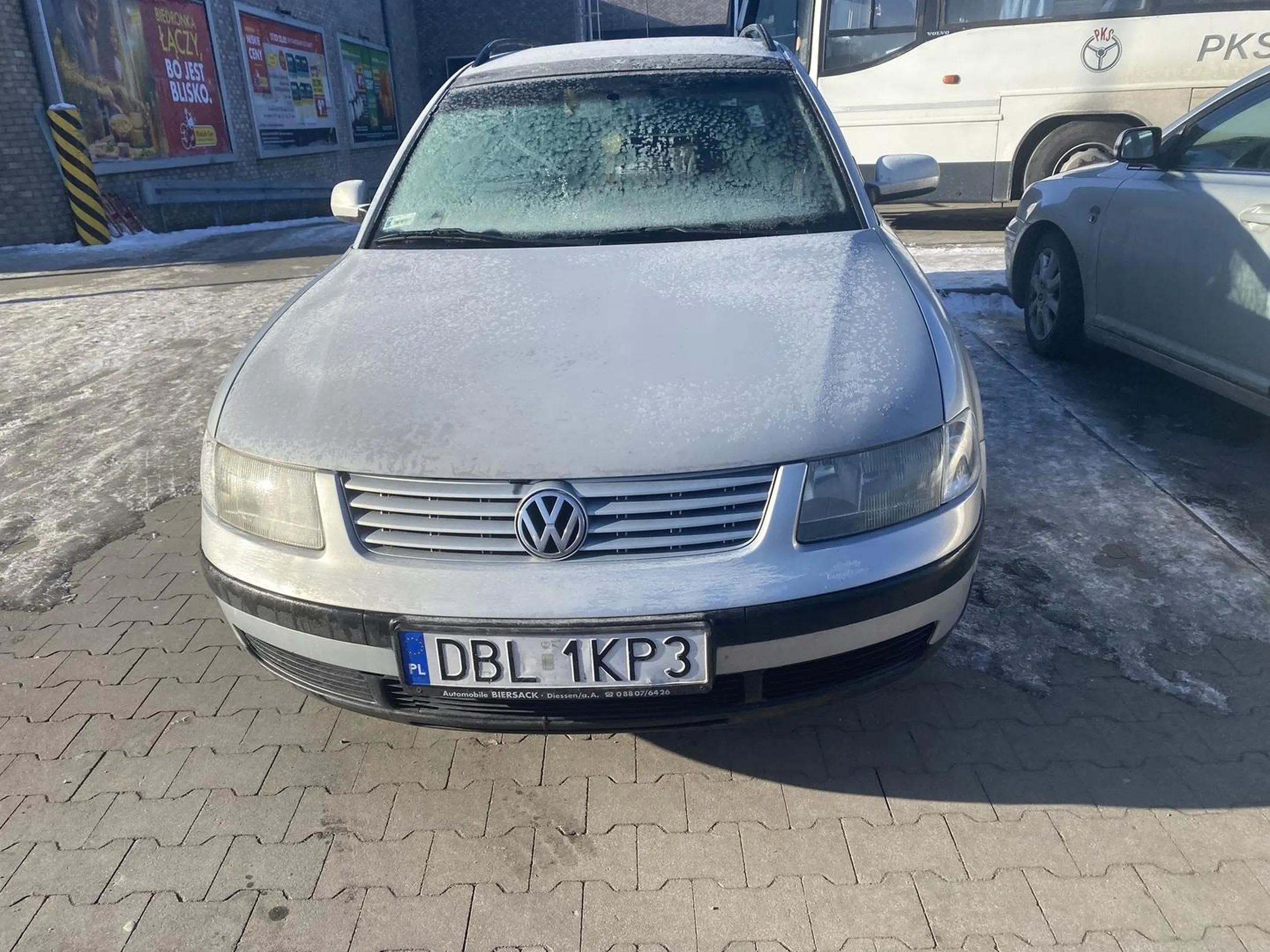 Typek parkuje na zakazie. Gdzie tirowcy do biedronki wjeżdżają po czym wyzywa mnie od kur itd bo powiedziałam że to nie jest parking. Ps było pełno miejsca jeszcze