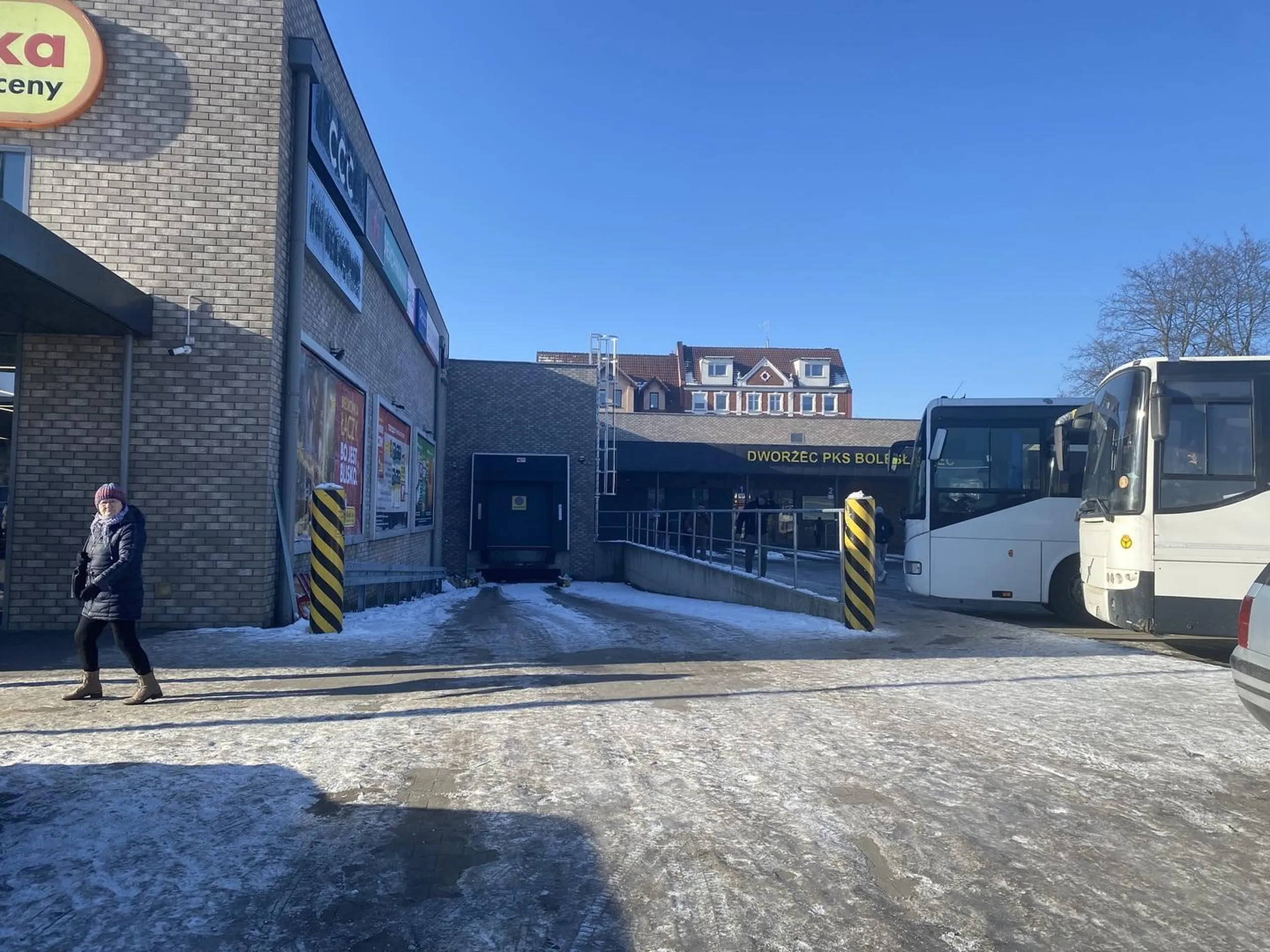 Typek parkuje na zakazie. Gdzie tirowcy do biedronki wjeżdżają po czym wyzywa mnie od kur itd bo powiedziałam że to nie jest parking. Ps było pełno miejsca jeszcze