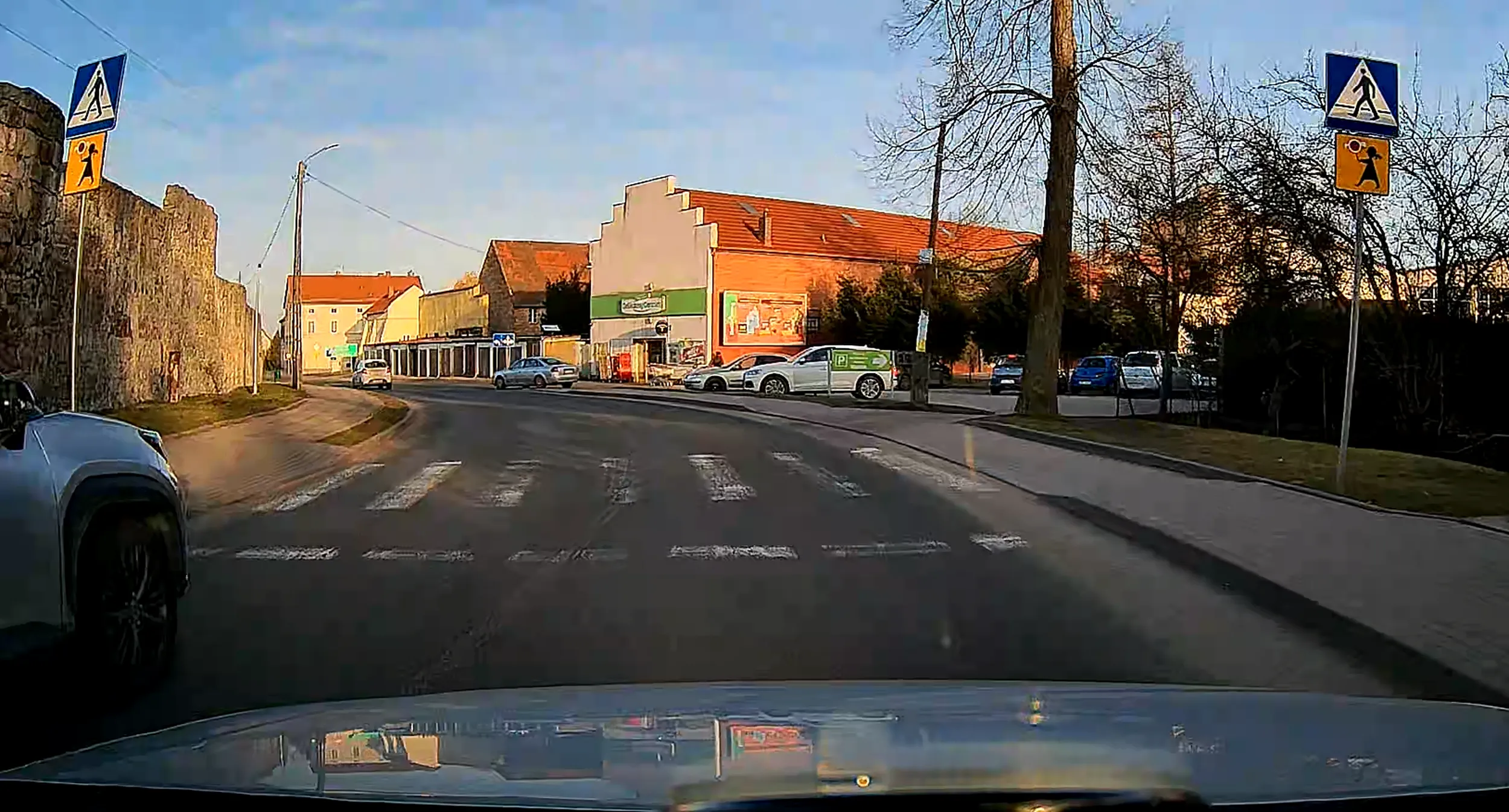 Wyprzedzanie na przejściu dla pieszych przy szkole i przystanku autobusowym