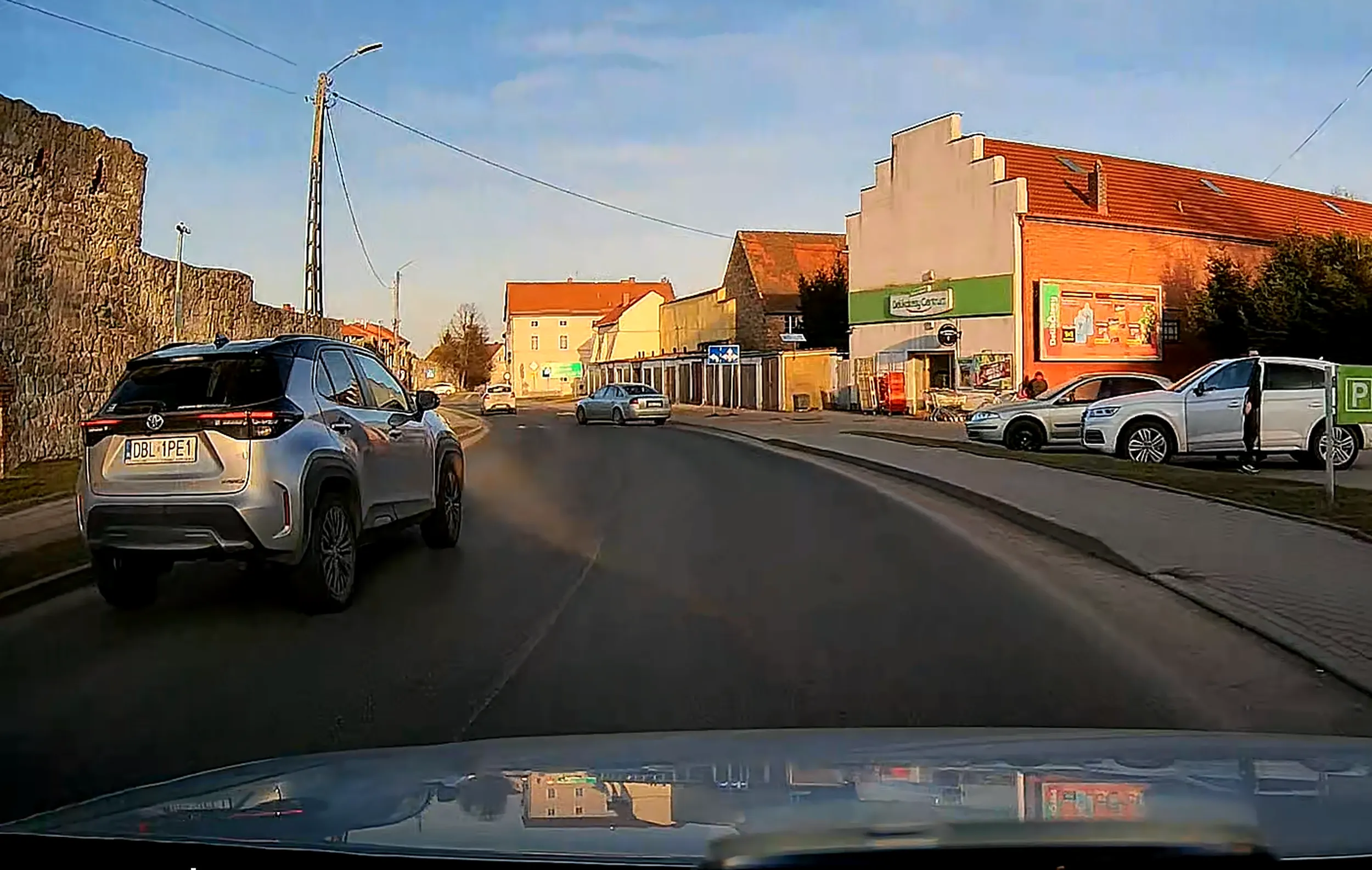 Wyprzedzanie na przejściu dla pieszych przy szkole i przystanku autobusowym