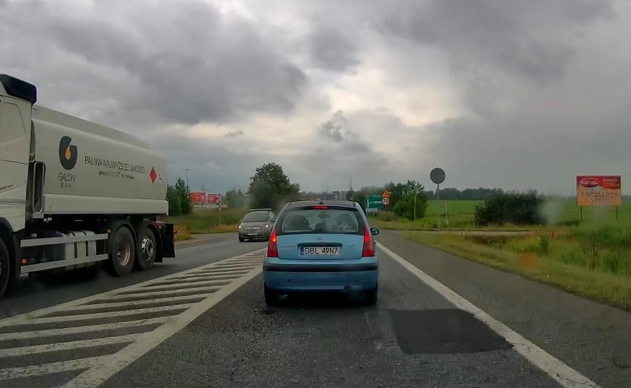 Absolutnie najgorszy typ kierowcy. Pani nie dość, że nie zna przepisów (Jazda na suwak? A co to?) to jeszcze potem, aby podkreślić swoje podejście do zasad na drodze (Ja muszę być pierwsza, ja!) po chwili postanawia zahamować na środku drogi... Ciekawe, czy powtórzyłaby ten manewr jadąc przed tirem?