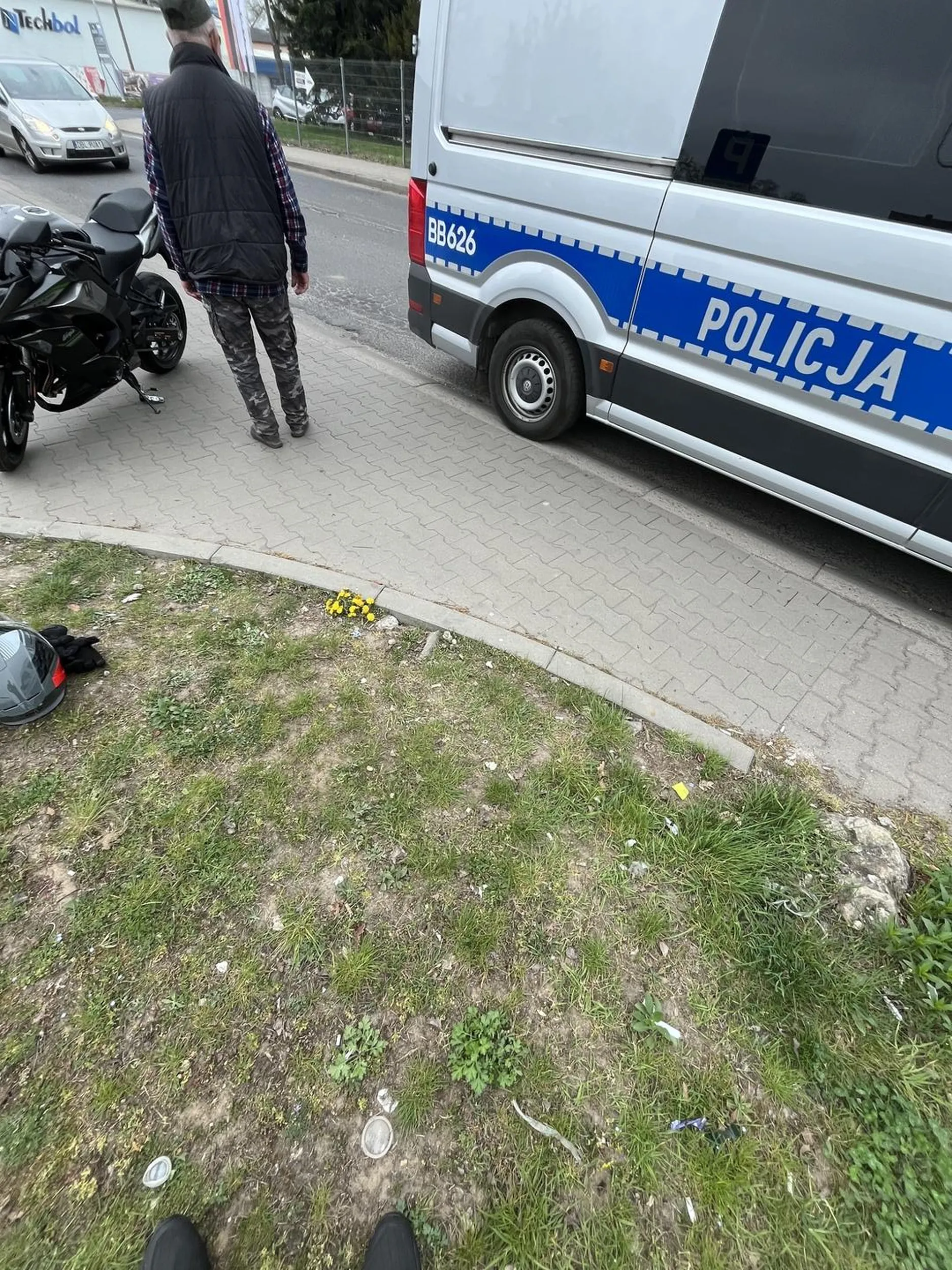 Dziadek cofa bez upewnienia czy coś za nim nie stoi