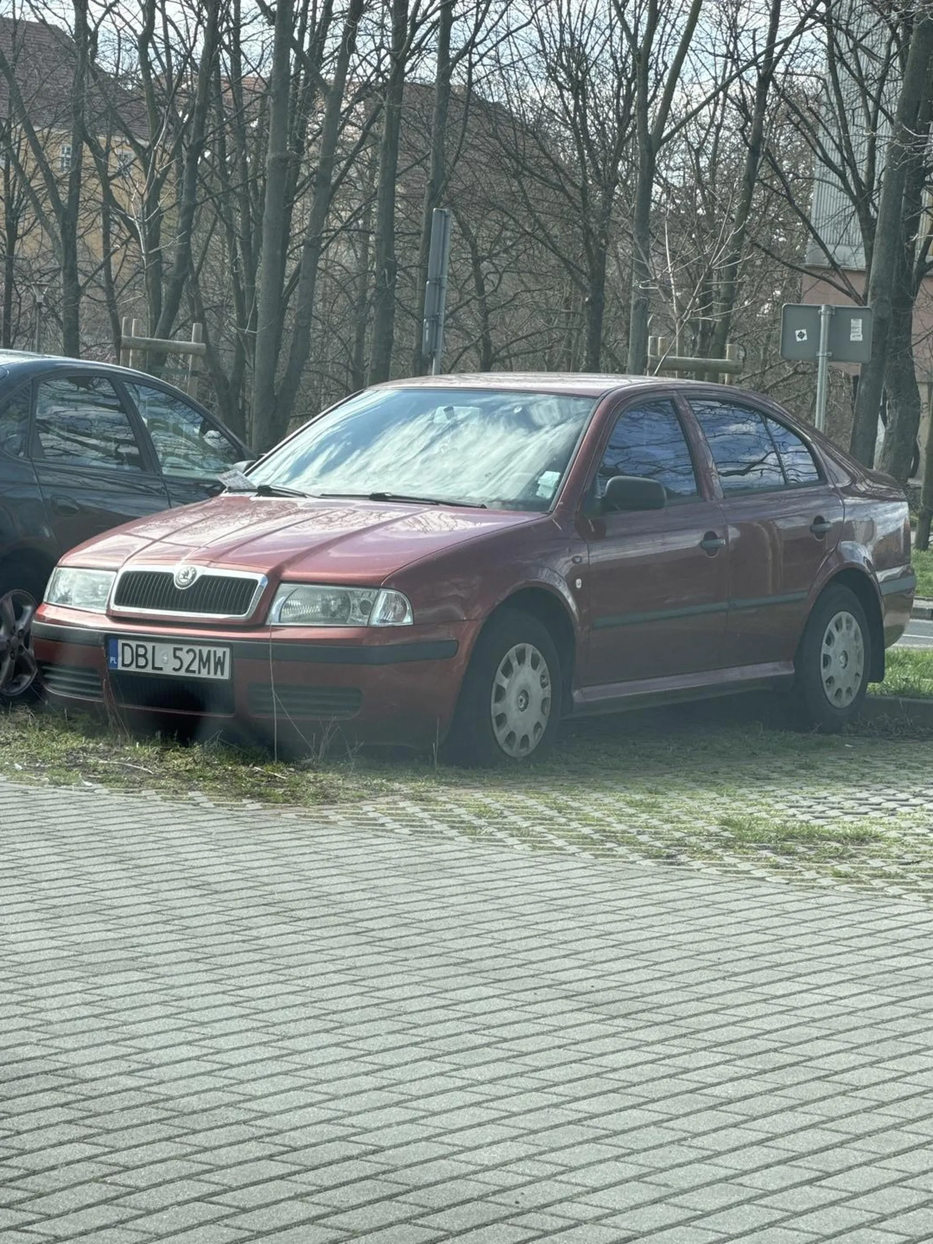 złom stoi na parkingu i blokuje miejsce