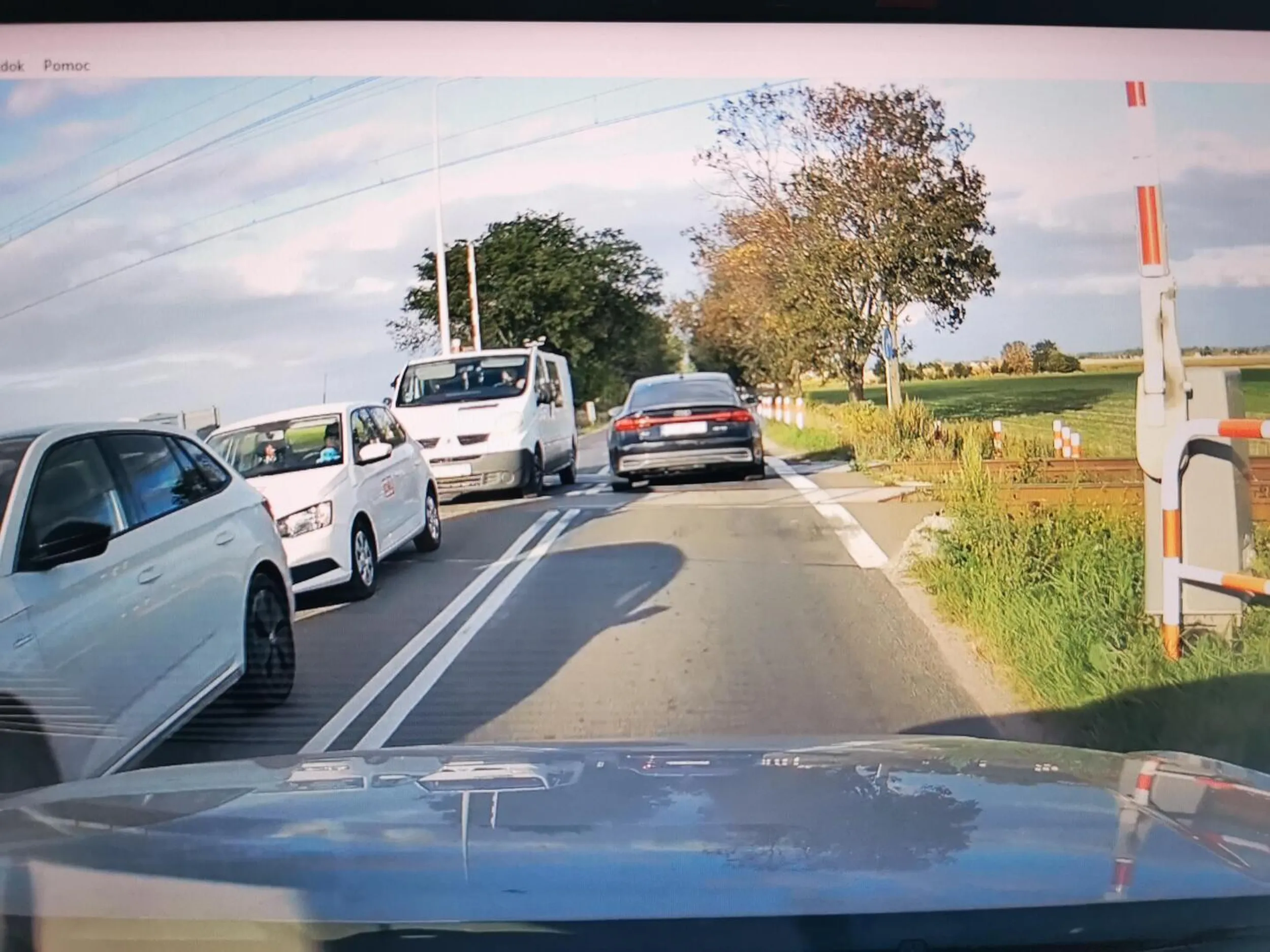 Kolejny typ, który stoi na przejeździe... Korek na 500m,ale muszą podjechać bo inaczej co? Brak słów. Auta stoją od dłuższej chwili.