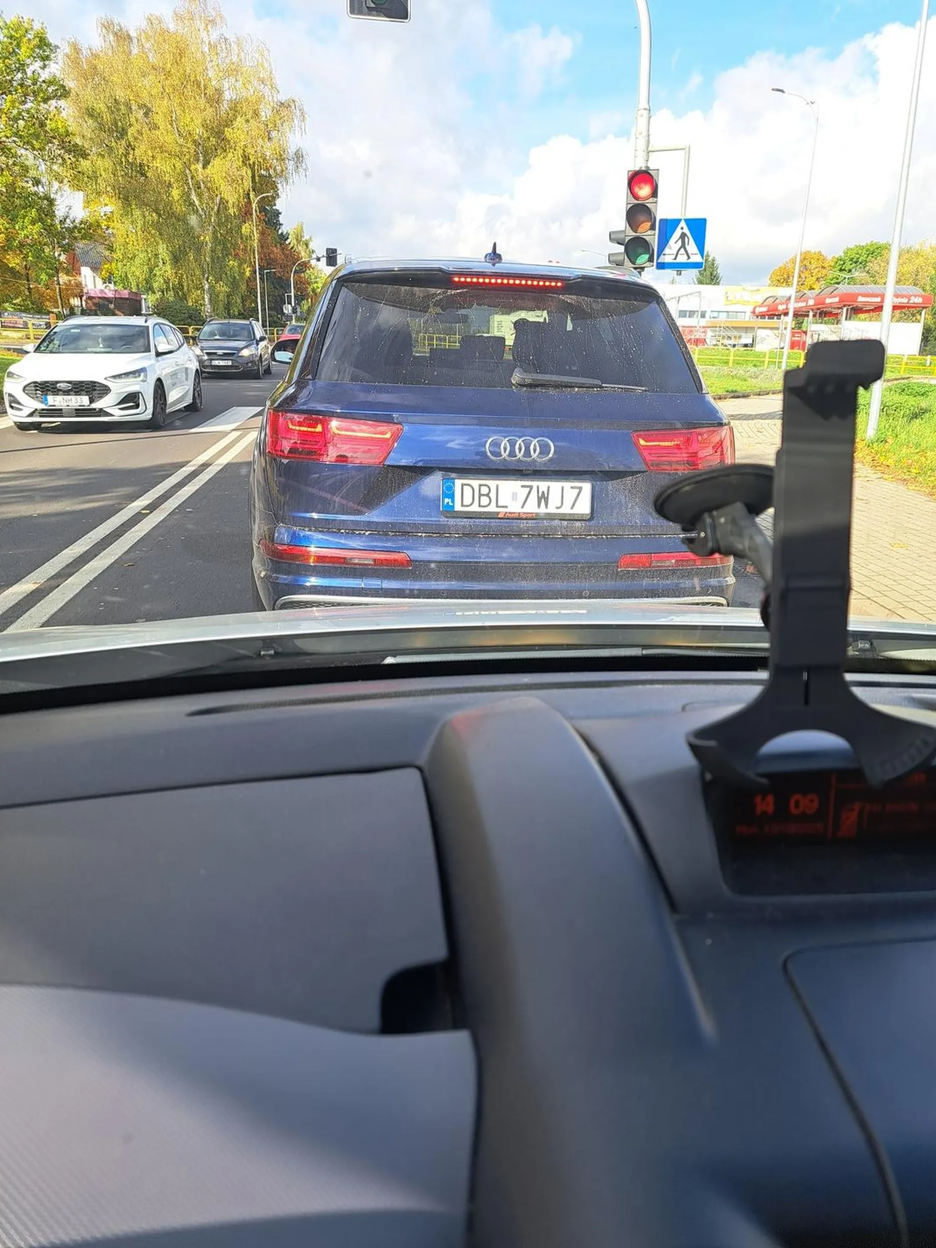 Zachowanie tego kierowcy wskazuje na próby wymuszenia kolizji.Jak zwykle 4 zera plus jedno za kierownicą.