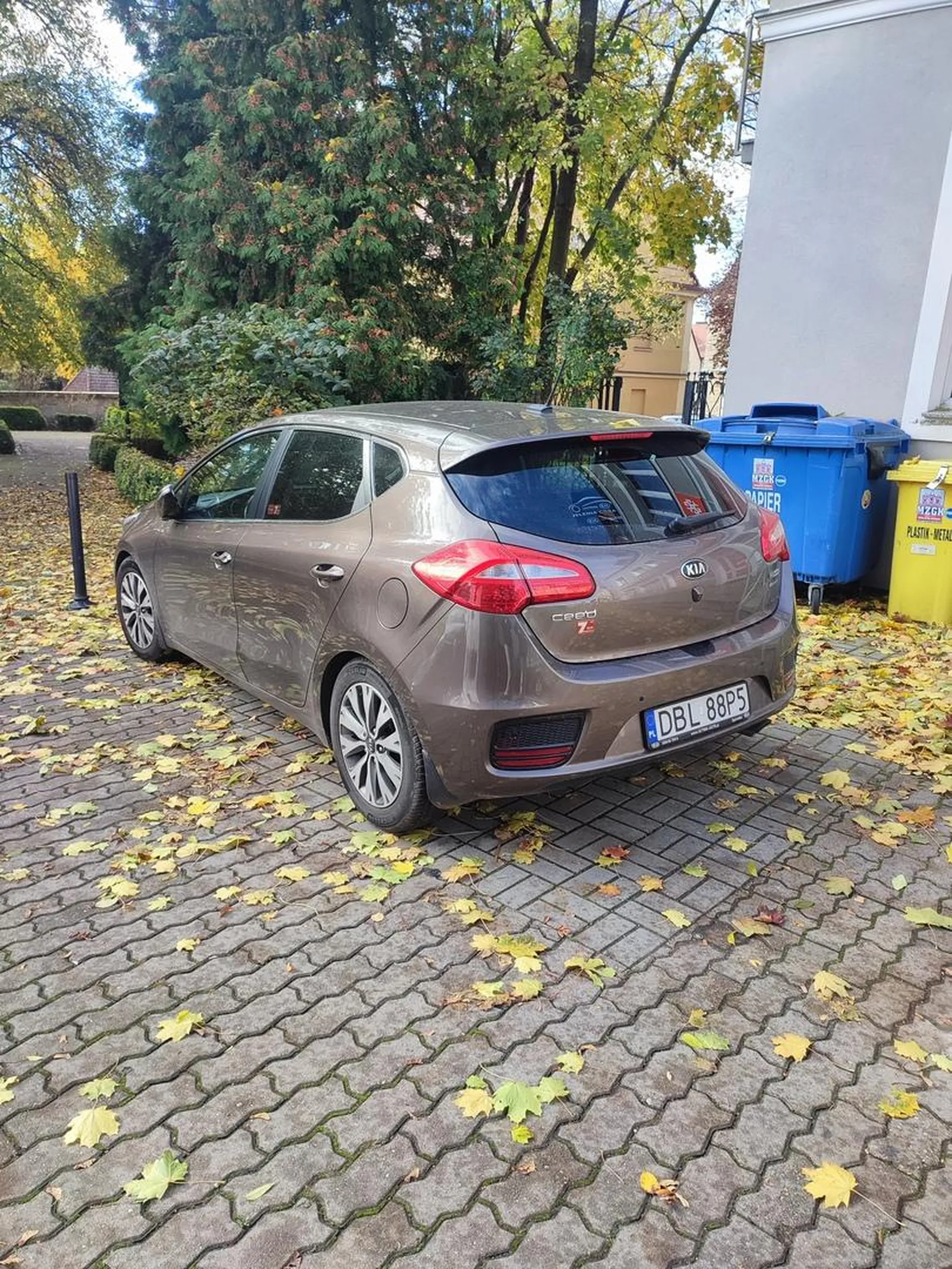 Jak dziad lat około 40 pracujący w aptece wyjechał przed hulajnoge elektryczną przez co kierowca hulajnogi musiał hamowac prz czym poleciał przez kierownicę