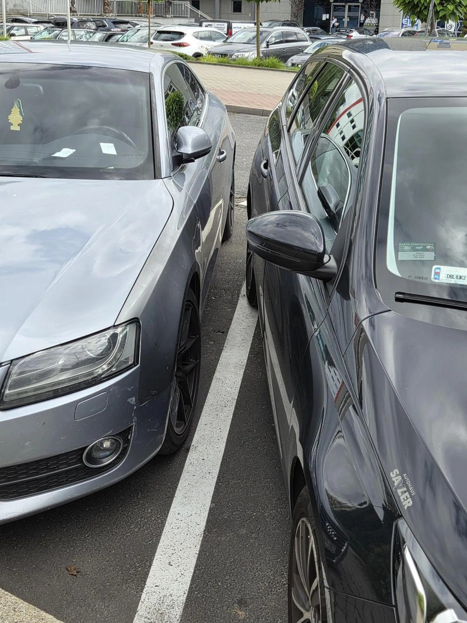 Totalnie gówniany kierowca,  naucz sie parkować.   Następnym razem auto twoje dostanie porządnego kopa.
