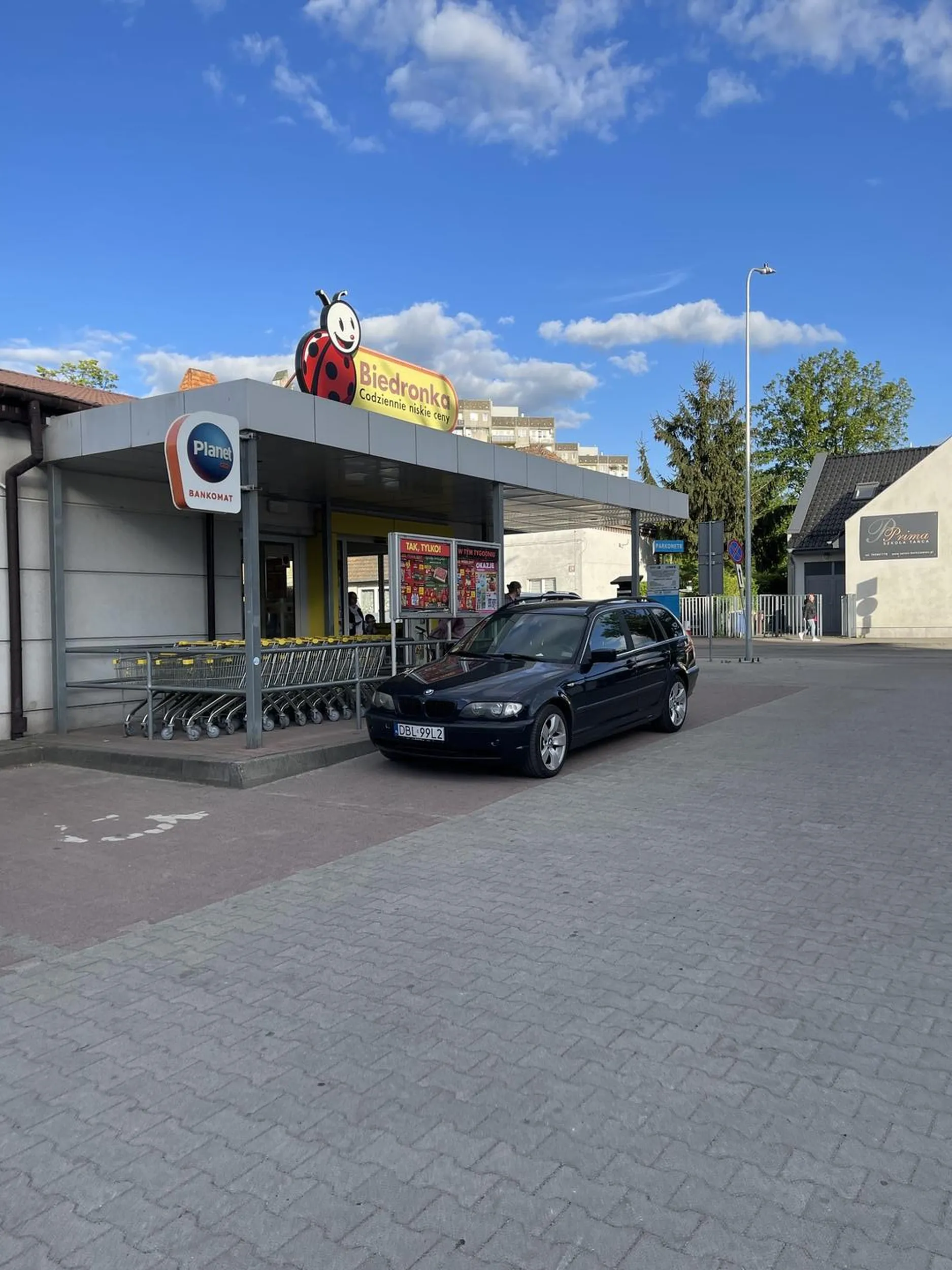 Miejsce dla VIPa, nawet niepełnosprawni mają dalej do sklepu, nie pozdrawiam :)