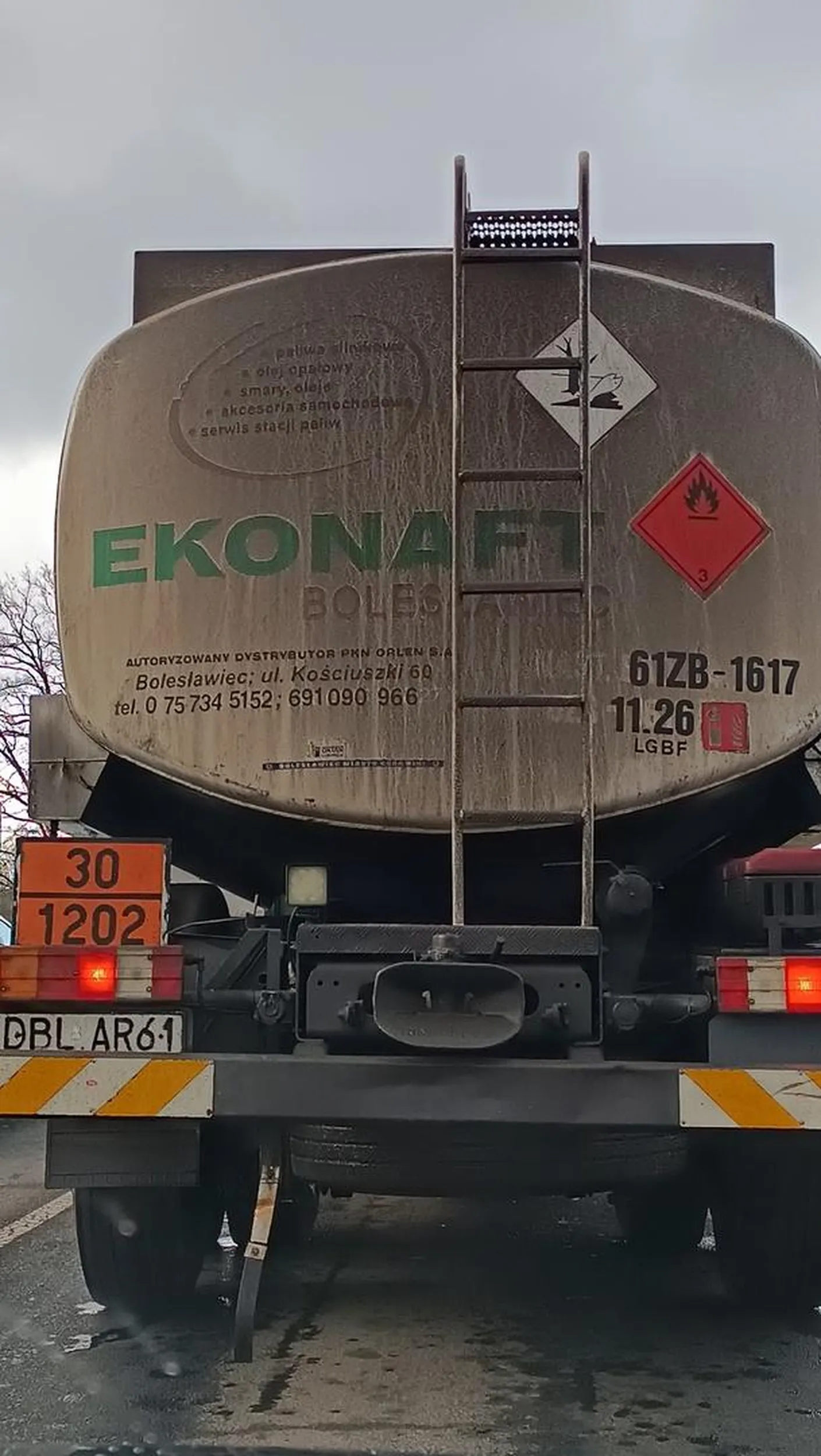 28.02, Lubań, skrzyżowanie obok Orlenu, godzina ok. 15.00. Jedzie za mną właśnie ta ciężarówka, zatrzymuję się aby przepuścić pieszego, a ten ledwo co zdołał mnie wyminąć i wyprzedził mnie praktycznie na pasach (droga dwupasowa jednokierunkowa). Wiadomo, że każdemu gdzieś się spieszy, ale mogłeś spowodować śmierć osoby.