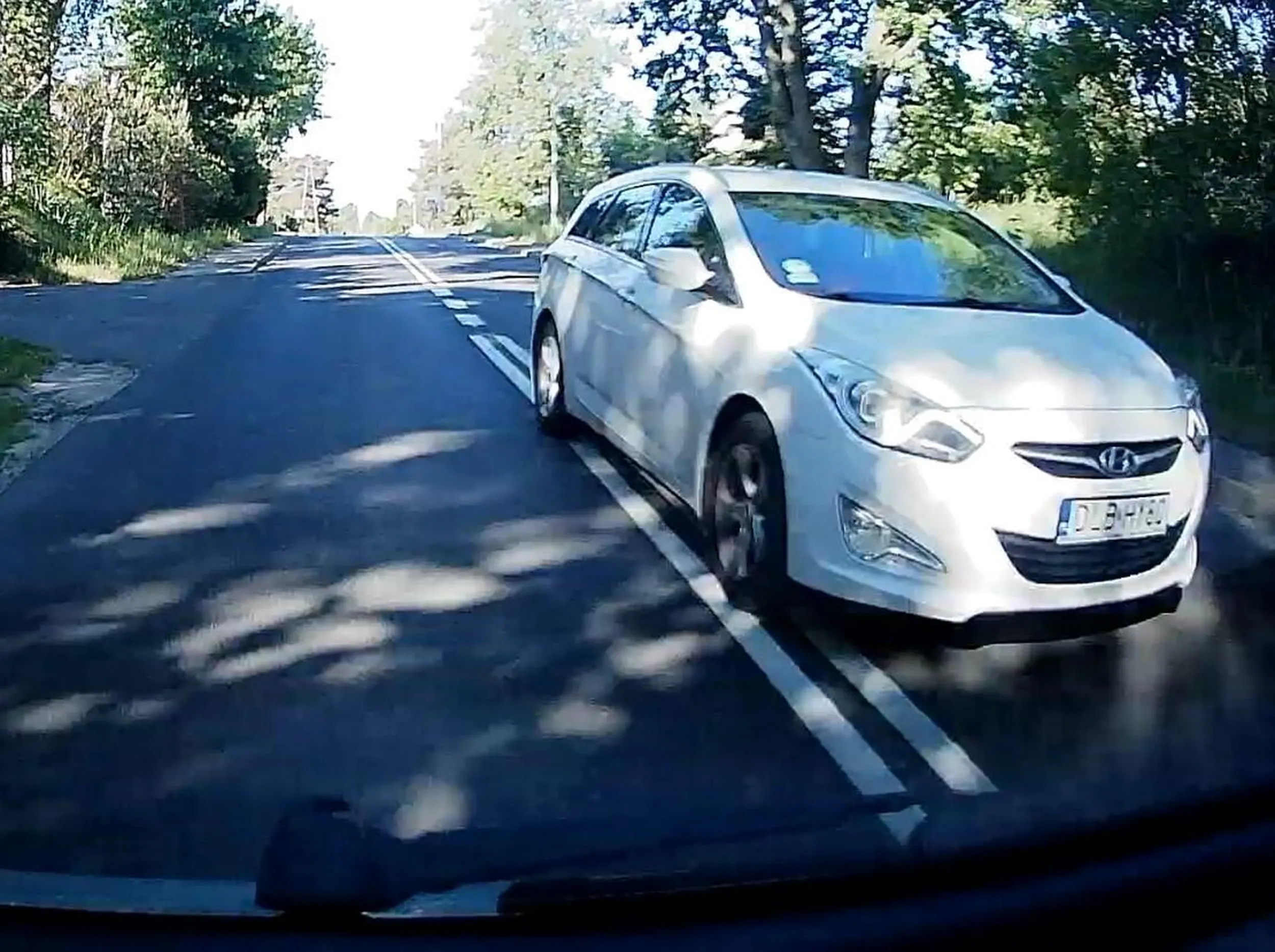 Frustrat siedzący na dupie bo 50 to za mało w zabudowanym, a potem wyprzedzanie w miejscu niedozwolonym.