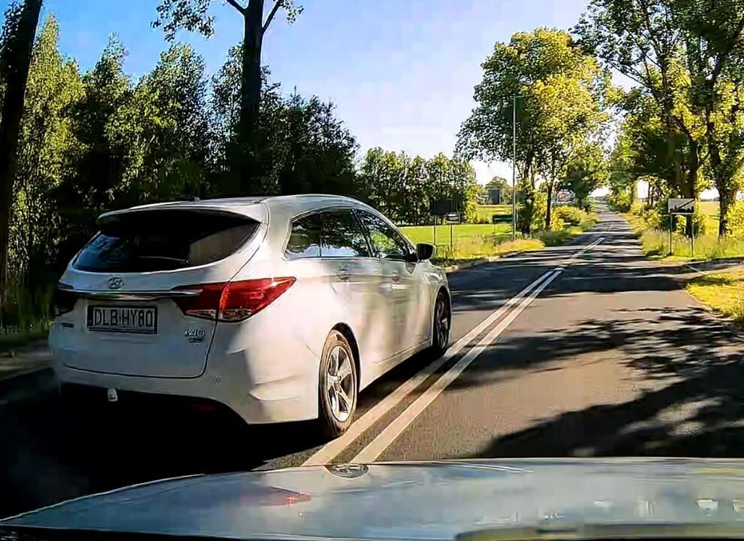 Frustrat siedzący na dupie bo 50 to za mało w zabudowanym, a potem wyprzedzanie w miejscu niedozwolonym.