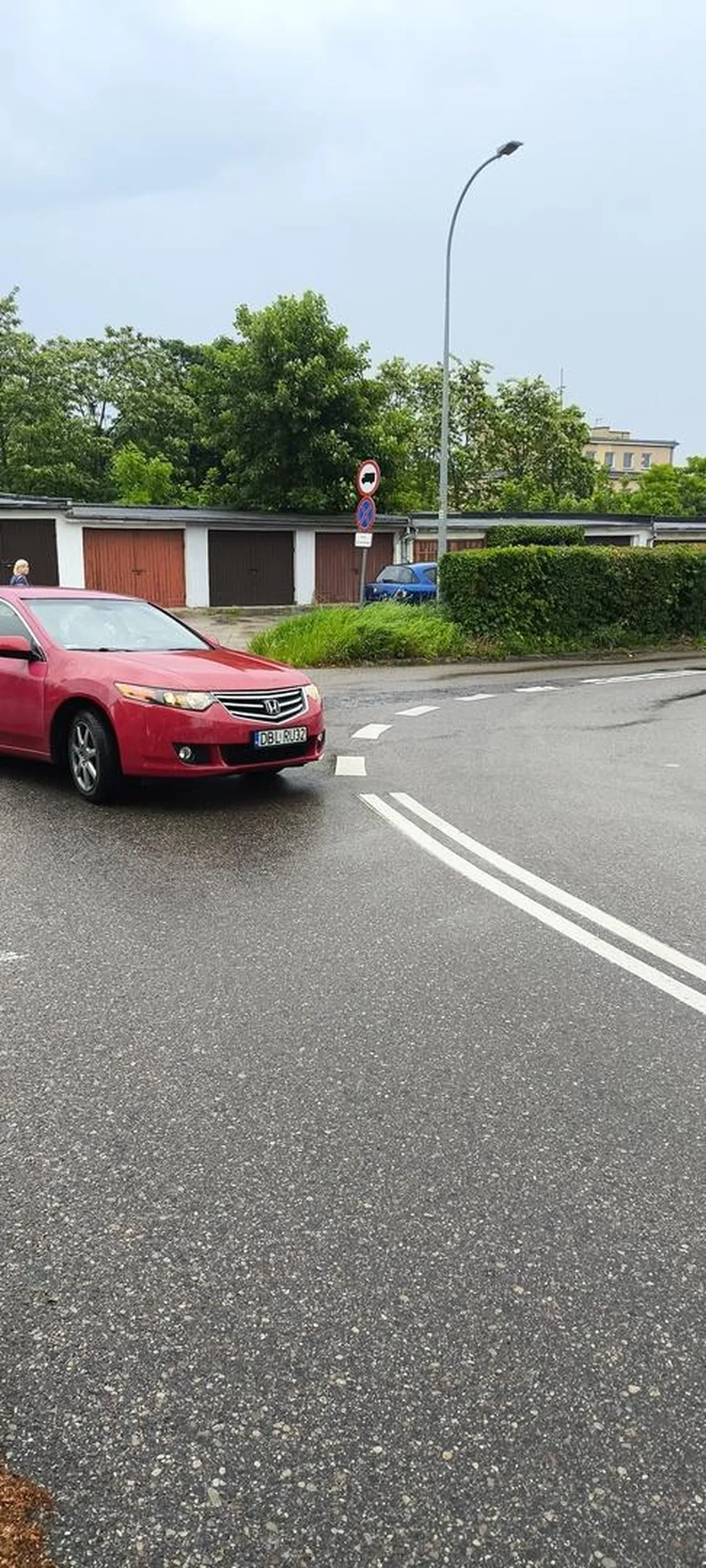 Nie zwalnia na kałużach. Zalałeś mi telefon cepie.