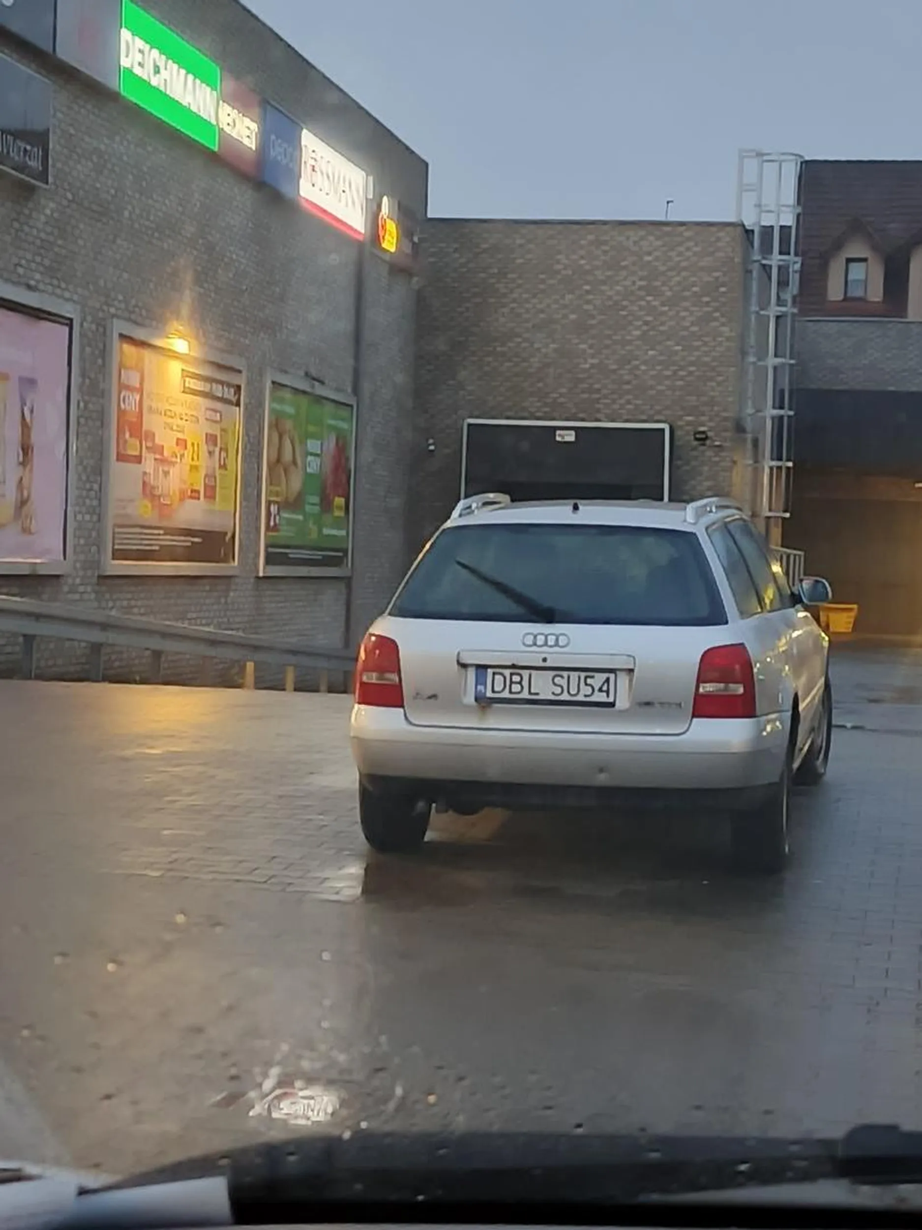 Kolejny raz pod galerią na Wesołej przy zajezdni dla autobusów, gość parkuje na chodniku(podjeździe) do rozładunku ciężarówek Biedronki