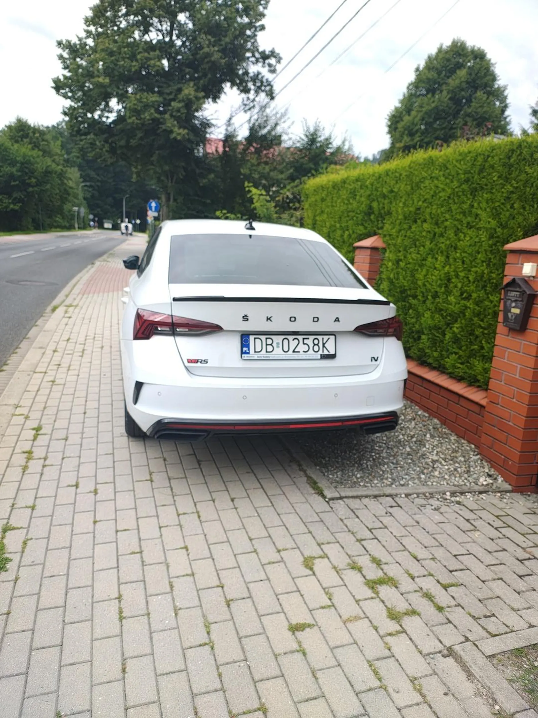 To nie działa tak, że jak stoisz prawymi kołami poza chodnikiem, to jest wszystko ok.