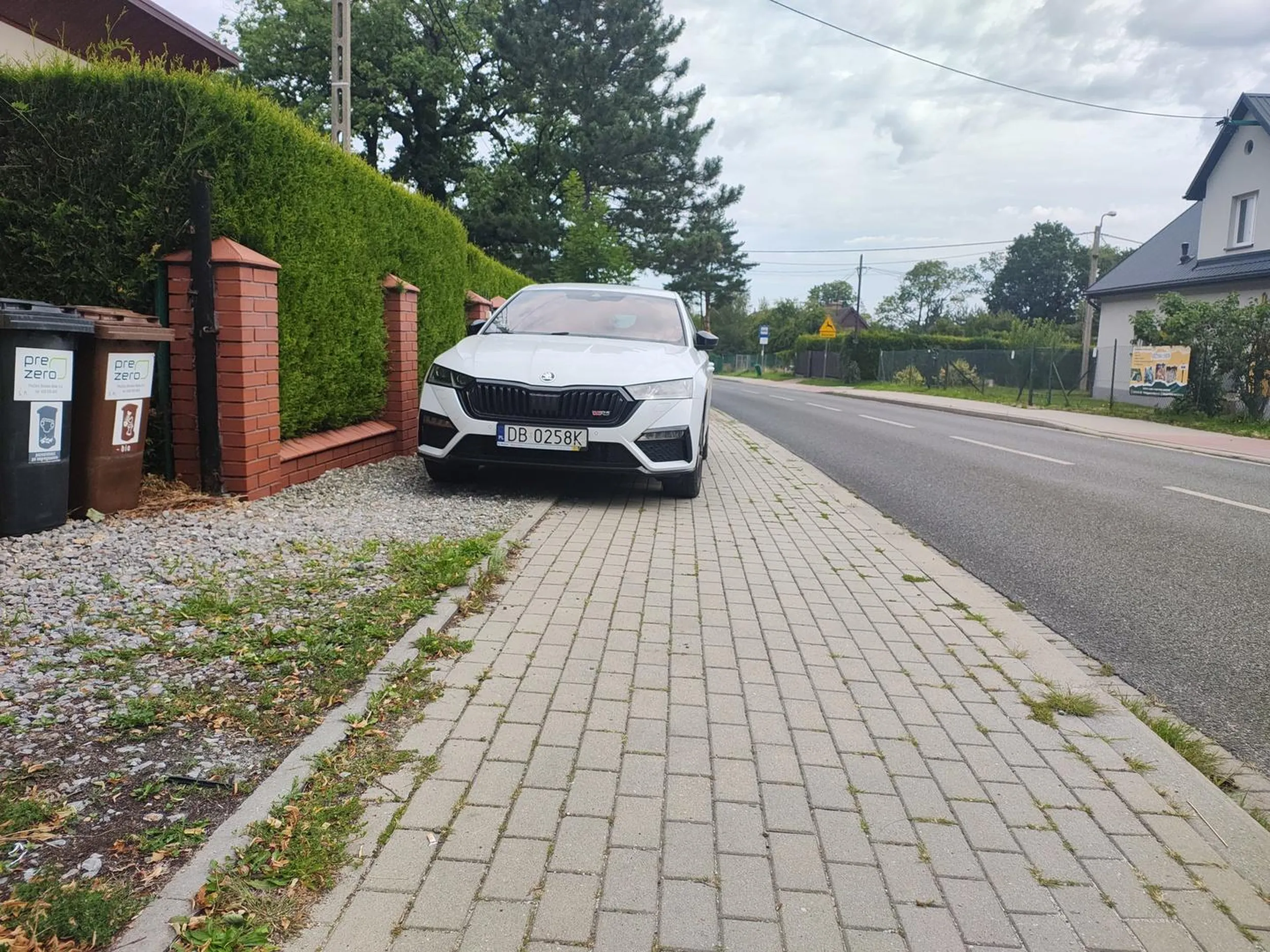 To nie działa tak, że jak stoisz prawymi kołami poza chodnikiem, to jest wszystko ok.