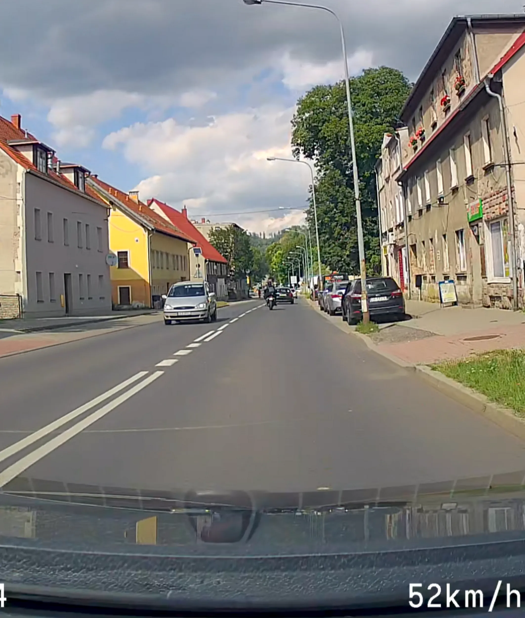 Gratuluję otwierania drzwi i wysiadania pod jadące auto, musiałem odbić na lewy pas