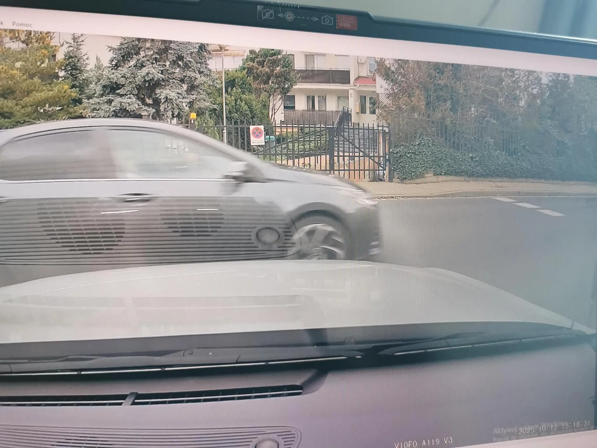 Wymuszenie na skrzyżowaniu równorzędnym. Jadę prosto to mam pierwszeństwo?  Proponuję jeździć ostrożniej zwłaszcza jak si3 z wiochy wyjeżdża.