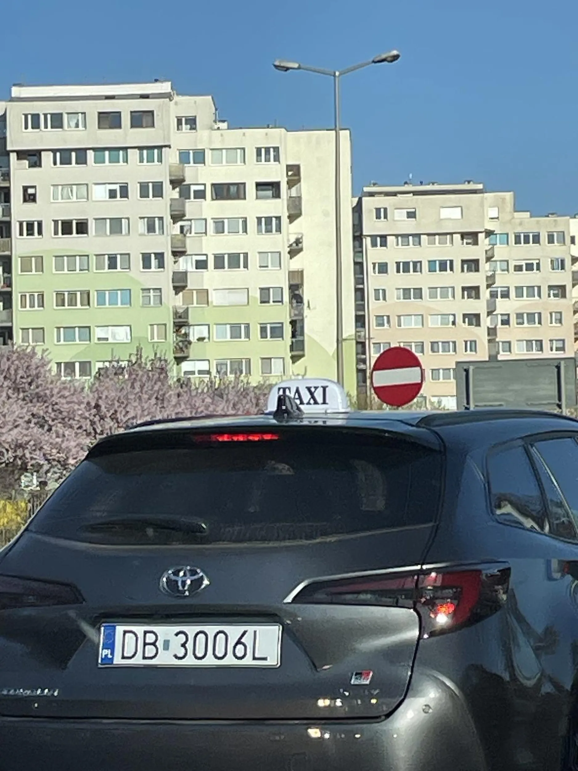 Uwaga na nie ogarniętego Pana pseudo taksówkarza  za kierownicą który siedzi na telefonie wymusza pierwszeństwo w dodatku otwiera okno zaczepiając ludzi i pokazuje środkowy palec