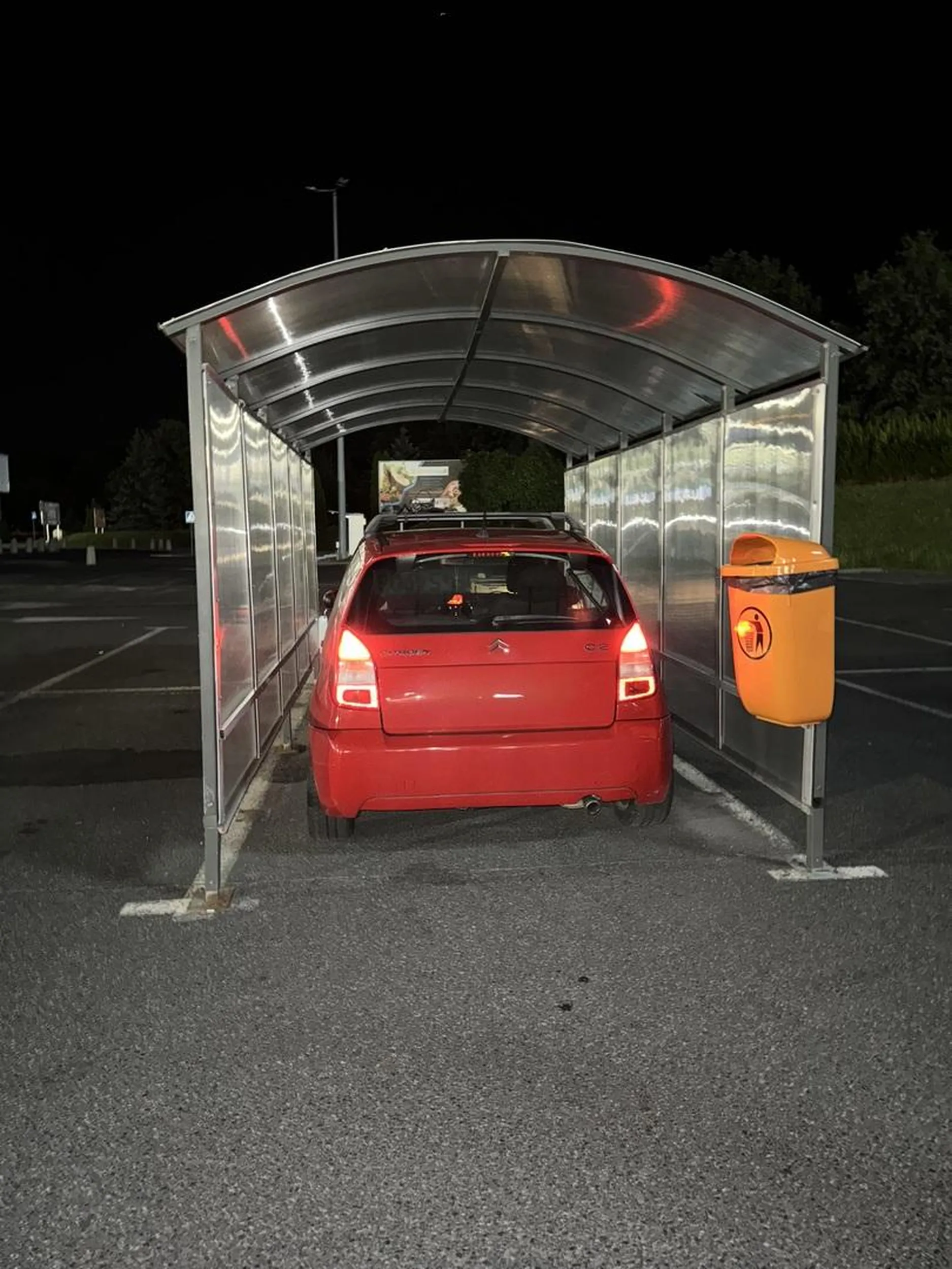 Jak można tak parkować. Nie pozdrawiam