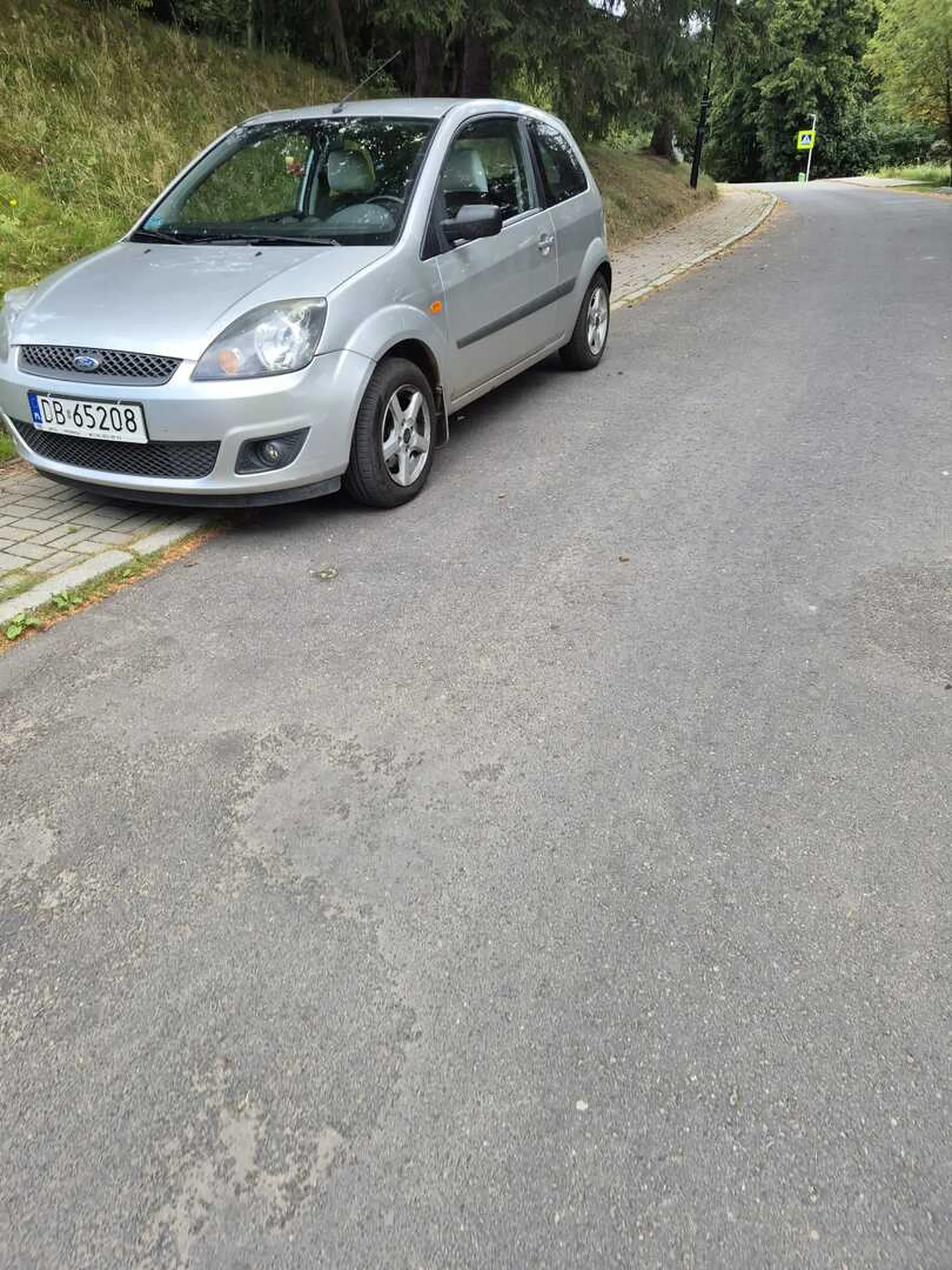 Agent zaparkował na środku drogi, tłumaczył się że na chwilę tylko teściową odwiedzić ale stał tam dobre 2 godziny. Szkoda strzępić mordy na takich. Przesyłam rejestrację agenta.