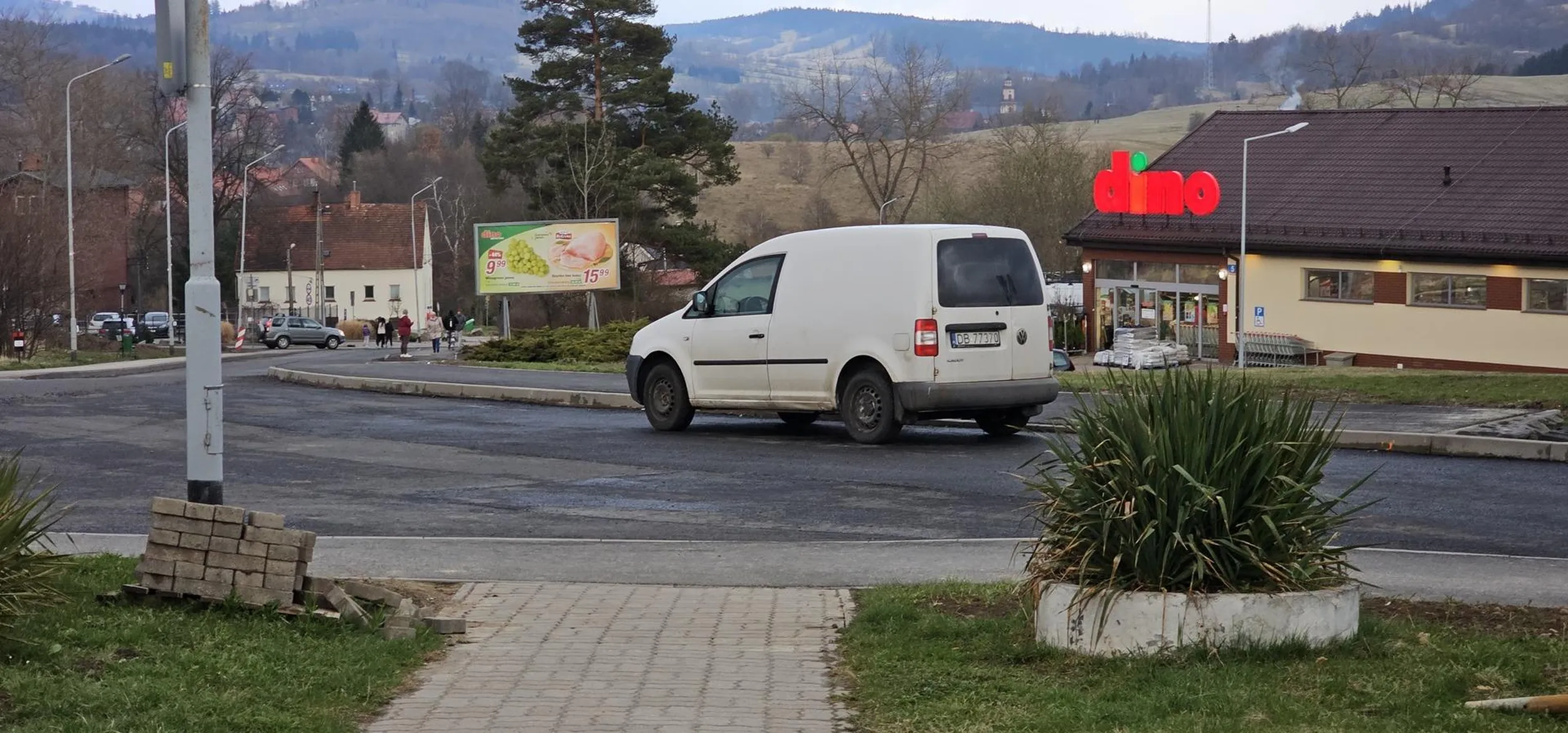 Notorycznie parkuje na skrzyżowaniu, przy samym przejściu dla pieszych (na zdjęciu nie widać zebry, bo droga jest w remoncie, ale znaki pionowe nadal stoją).