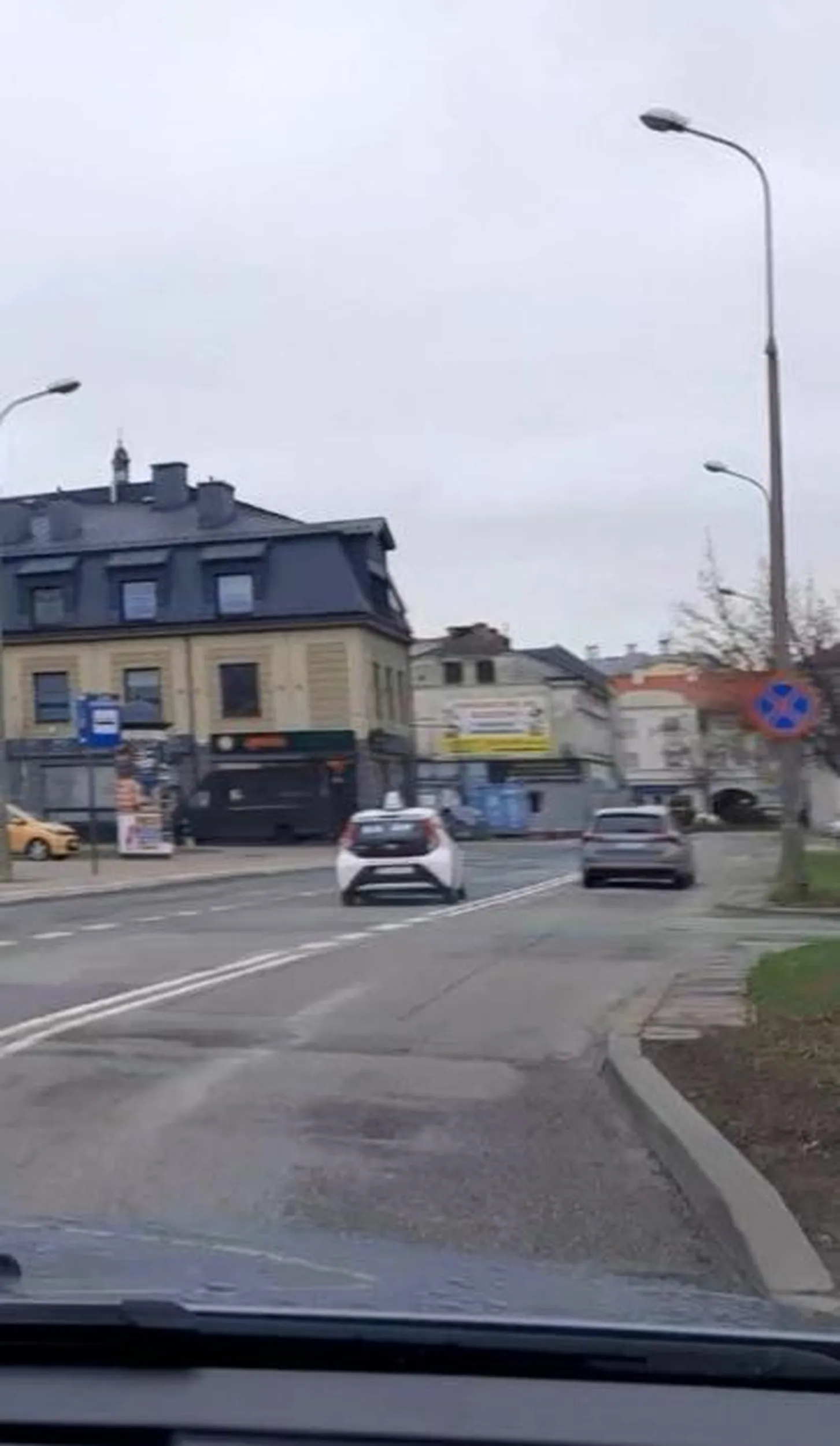 Nie dość ze wjechał mi przed sama maske to i podwojna ciągla i kolejnej osobie bezposrednio przed przejsciem wjezdza przed maske i hamuje . Mysle ze ktos che stracic prawo jazdy