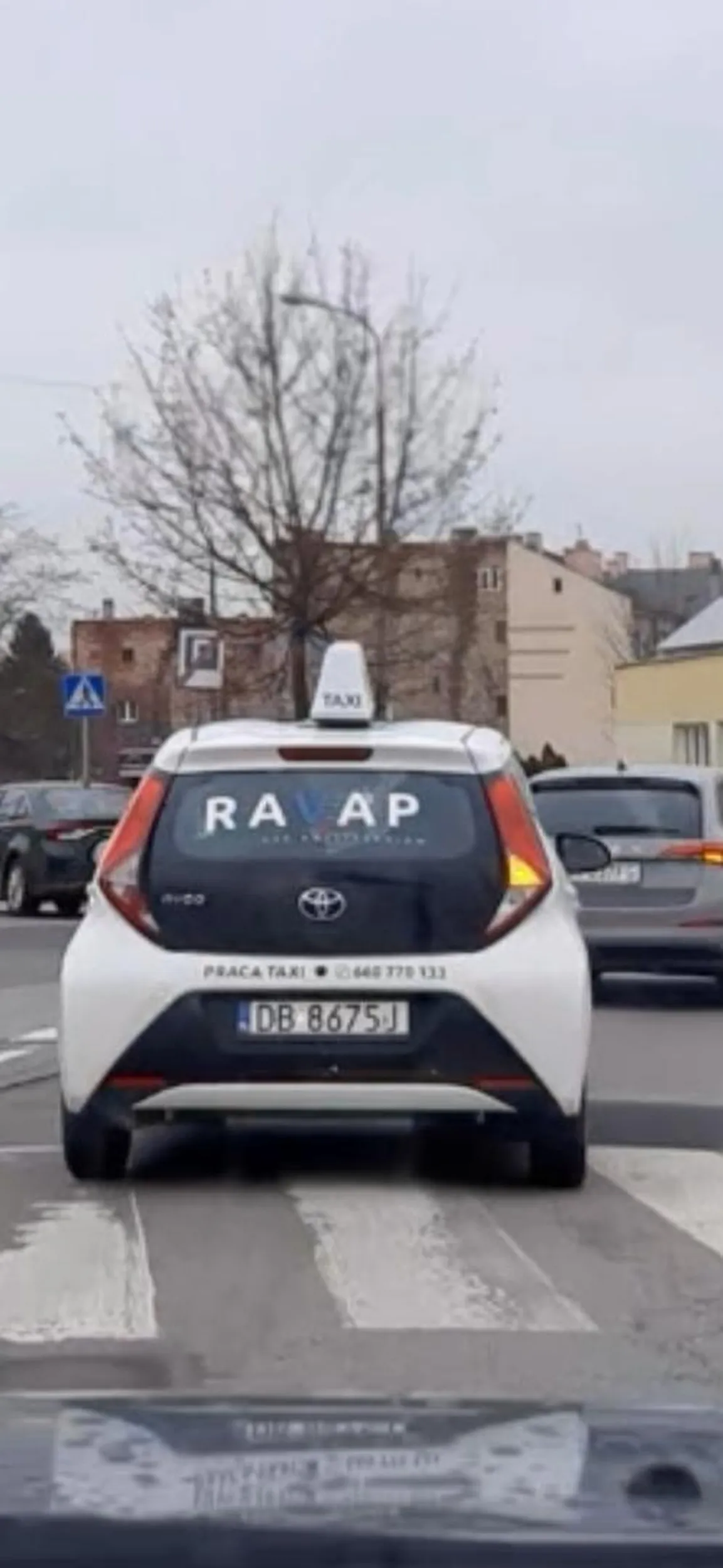 Nie dość ze wjechał mi przed sama maske to i podwojna ciągla i kolejnej osobie bezposrednio przed przejsciem wjezdza przed maske i hamuje . Mysle ze ktos che stracic prawo jazdy