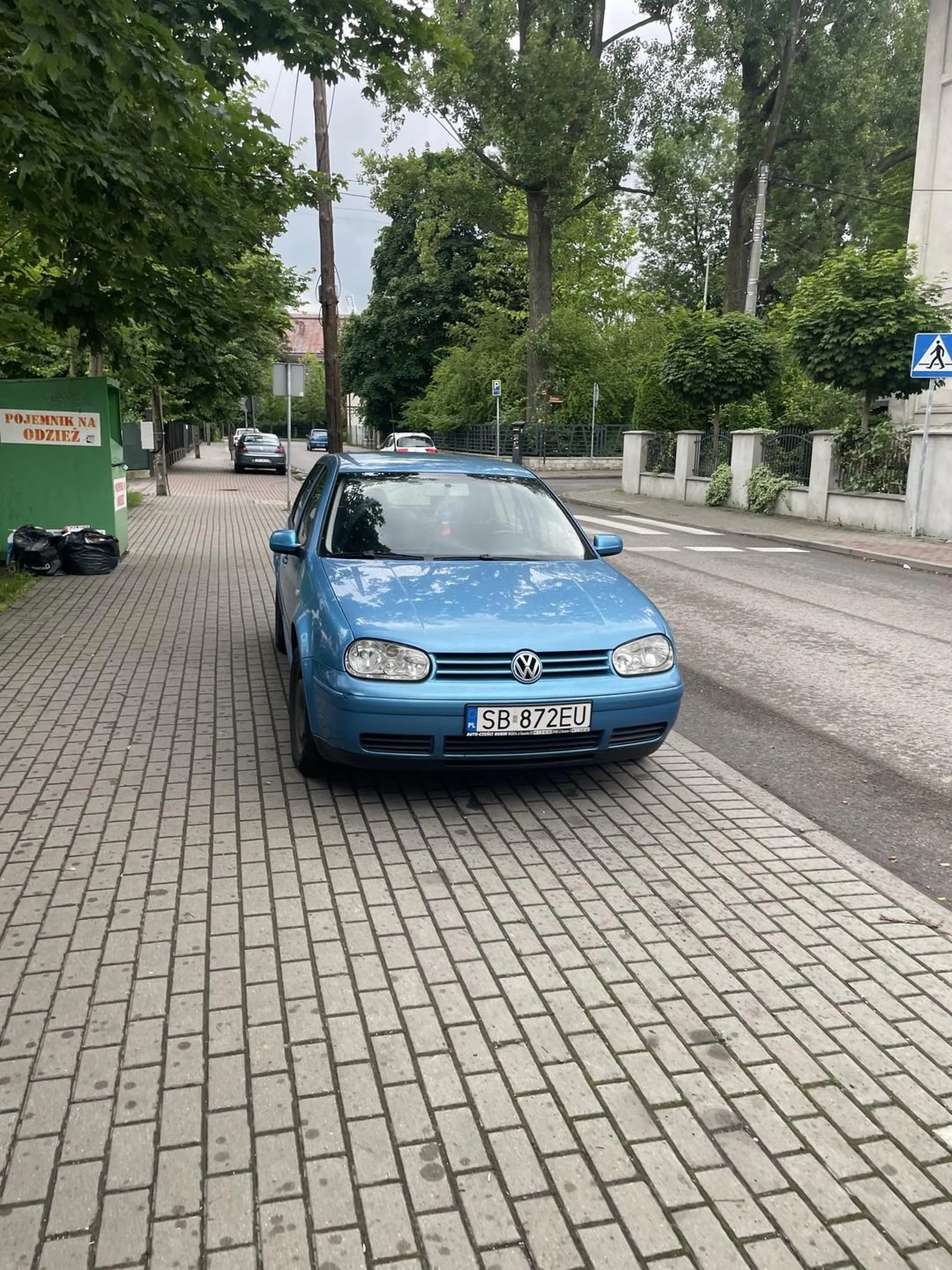 Byś Hamie podjechał pół metra do przodu a nie na dwóch miejscach parkujesz