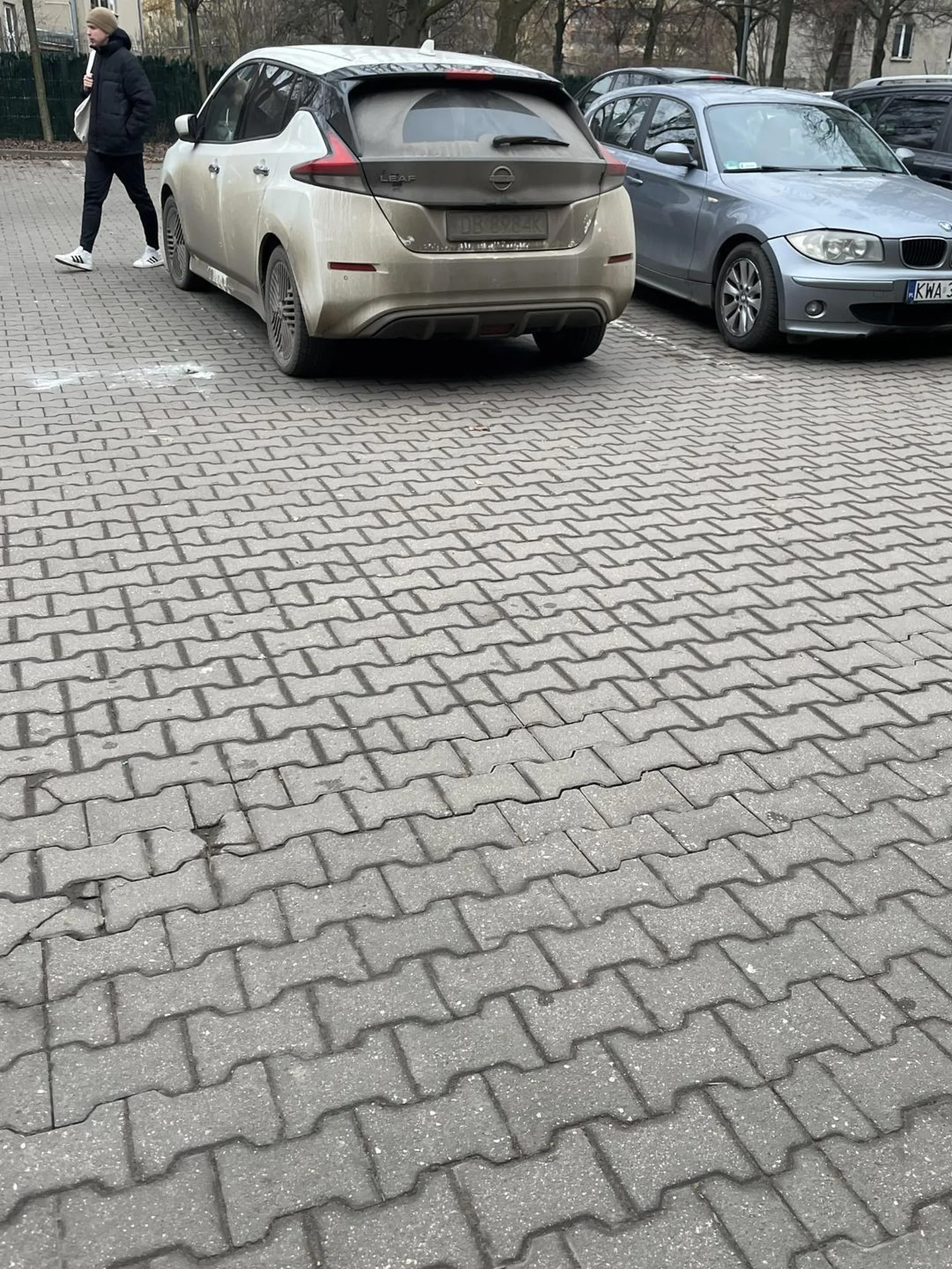 Umyj to gówno elektryczne,  nie stać cię na myjnię? To do pracy wypierd****. Jak masz auto brudne to gacie też?