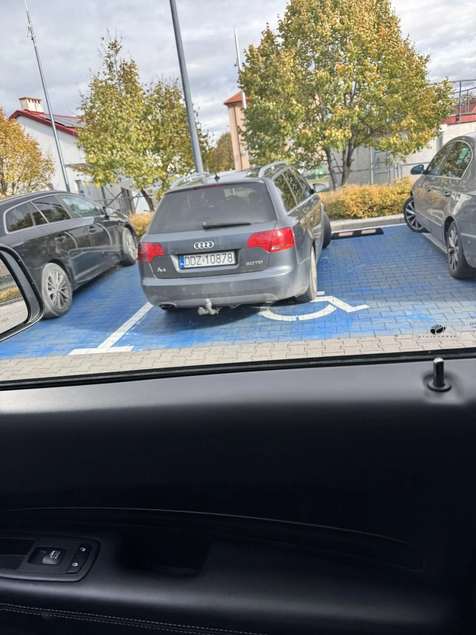 Młody chłopak sprawny fizyczne zaparkował na inwalickim miejscu