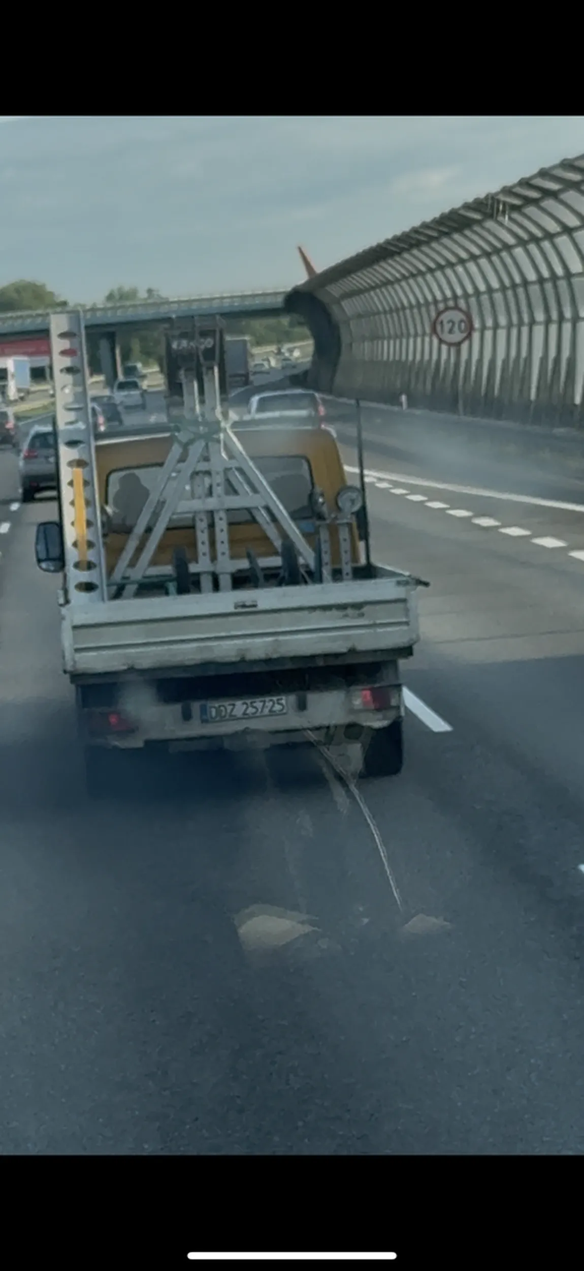 Kierowva niezrównoważony psychicznie, zajeżdża drogę, hamuje samochody ciężarowe, zachowuje się jakby był po wpływem…