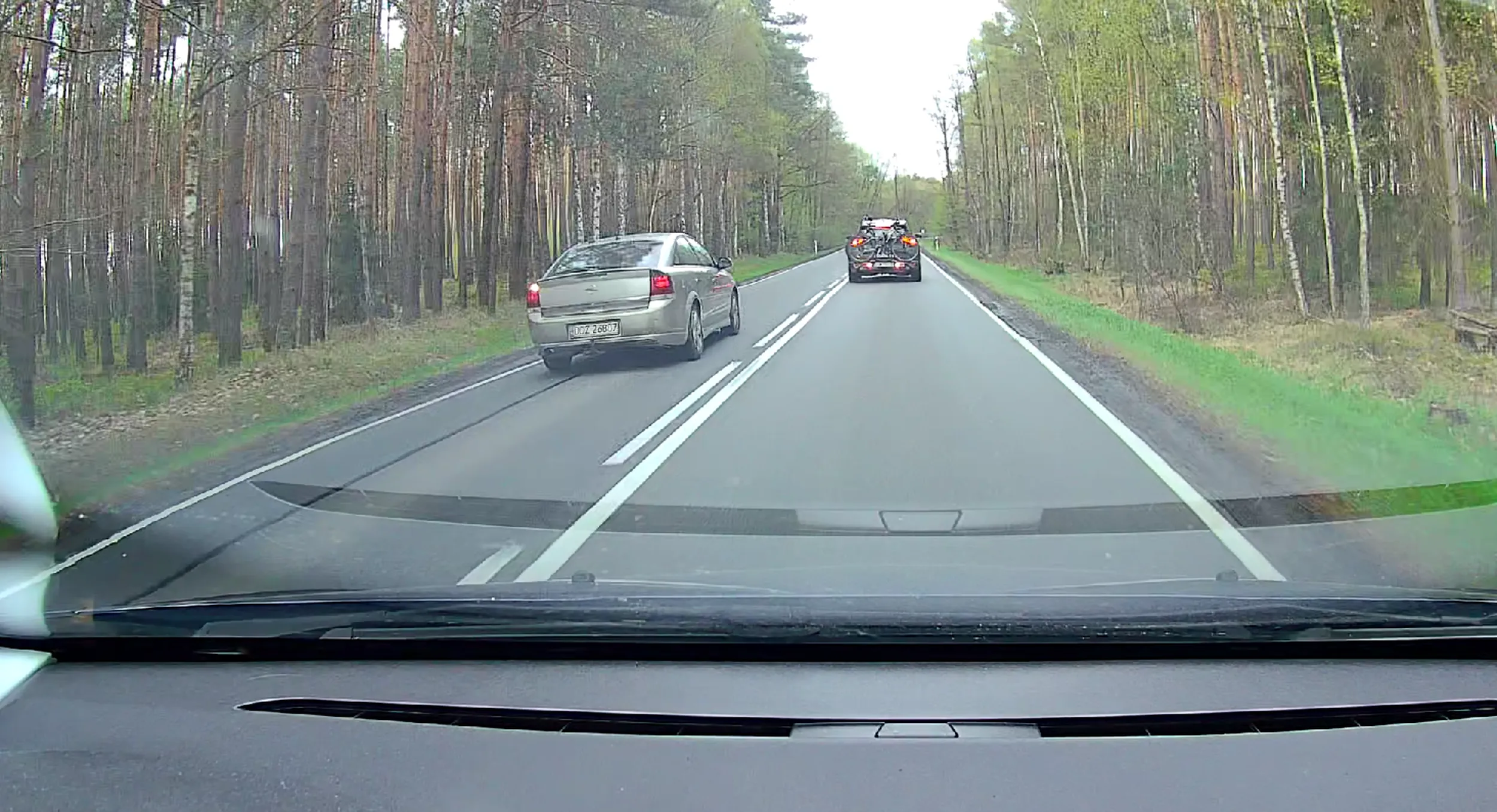 Wyprzedza kilka aut na ciągłej i stwarza zagrożenie.