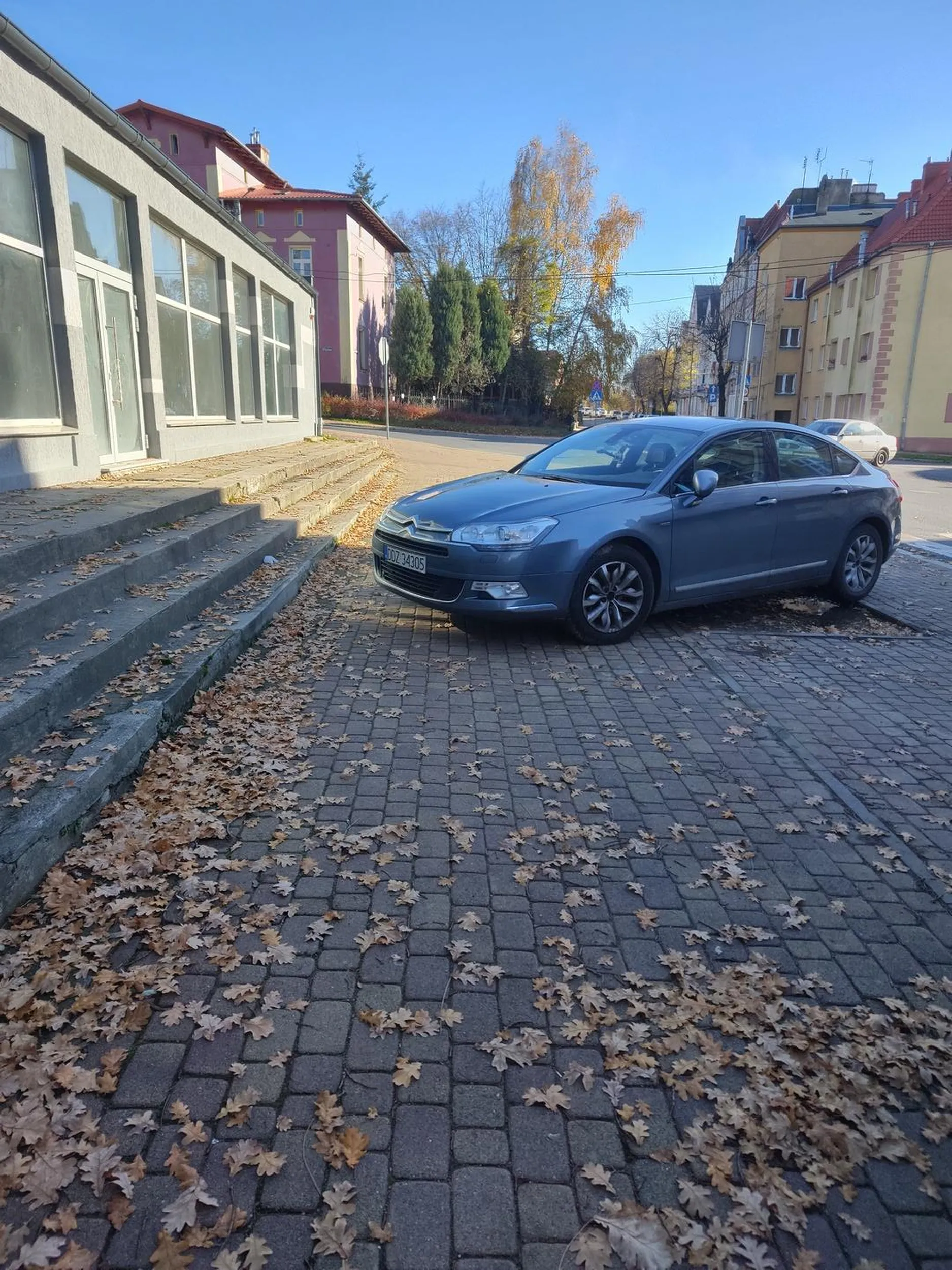 A ludzie to mają skakać po schodach bo ktoś nie potrafi parkować